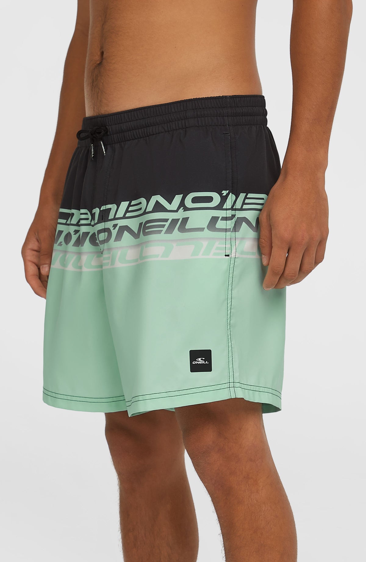 Cali Stripe 16'' Badehose für Herren, grün mit Logo-Print in Schwarz, halbe Seitenansicht mit Logo-Patch