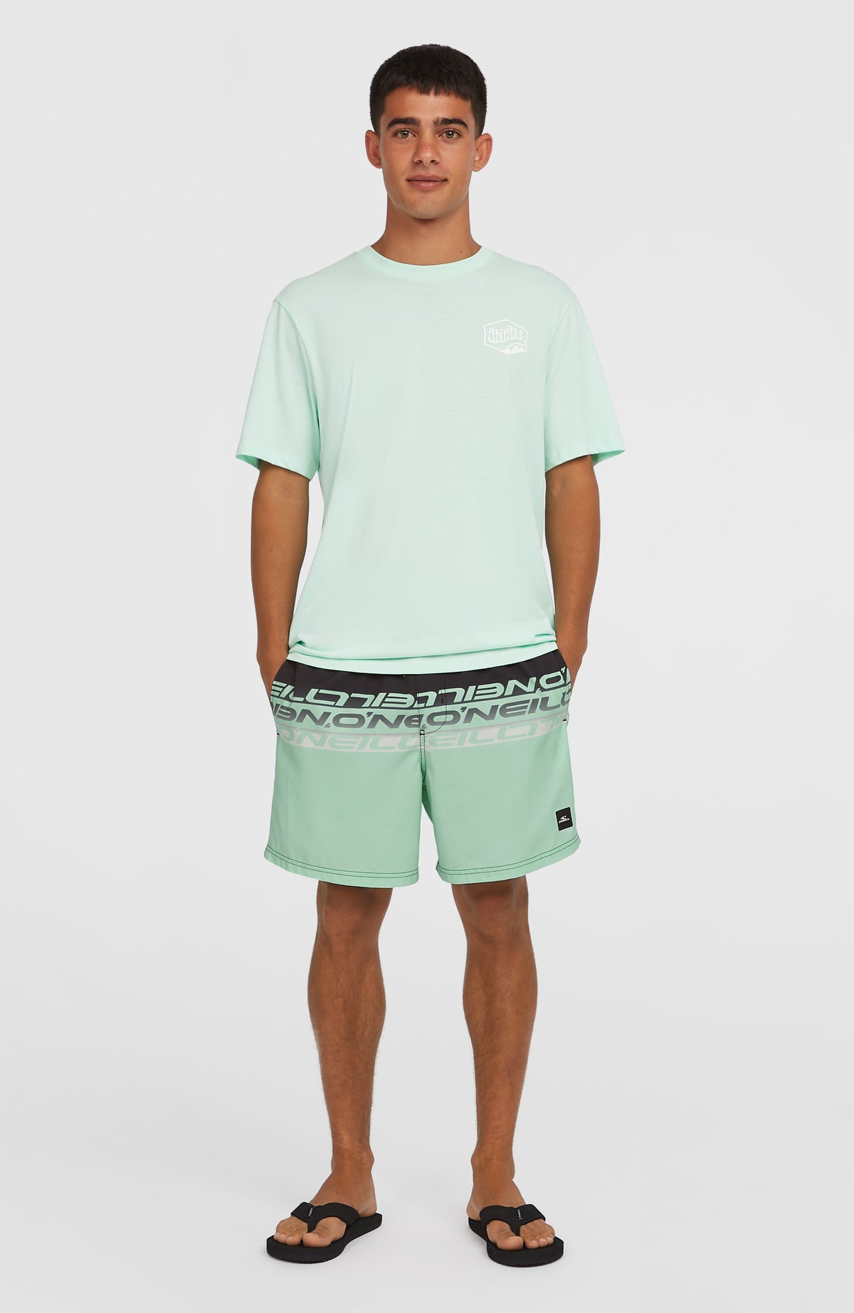 Cali Stripe 16'' Badehose für Herren, grün mit Logo-Print in Schwarz, Ganzkörperansicht von vorne am Model