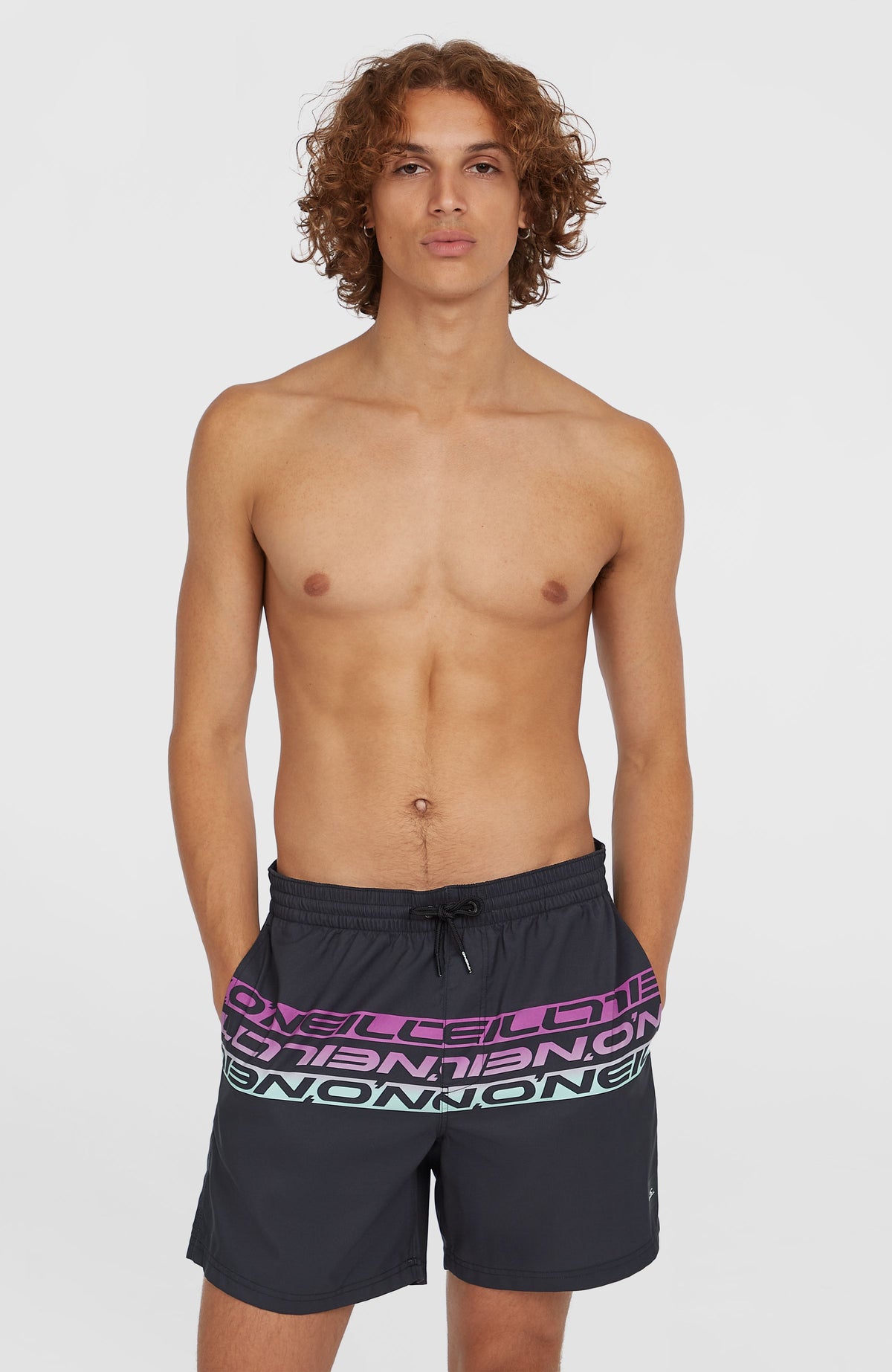 O'Neill Cali Stripe 16'' Badehose für Herren, schwarz mit Logo-Print in Lila und Mintgrün, Vorderansicht am Model