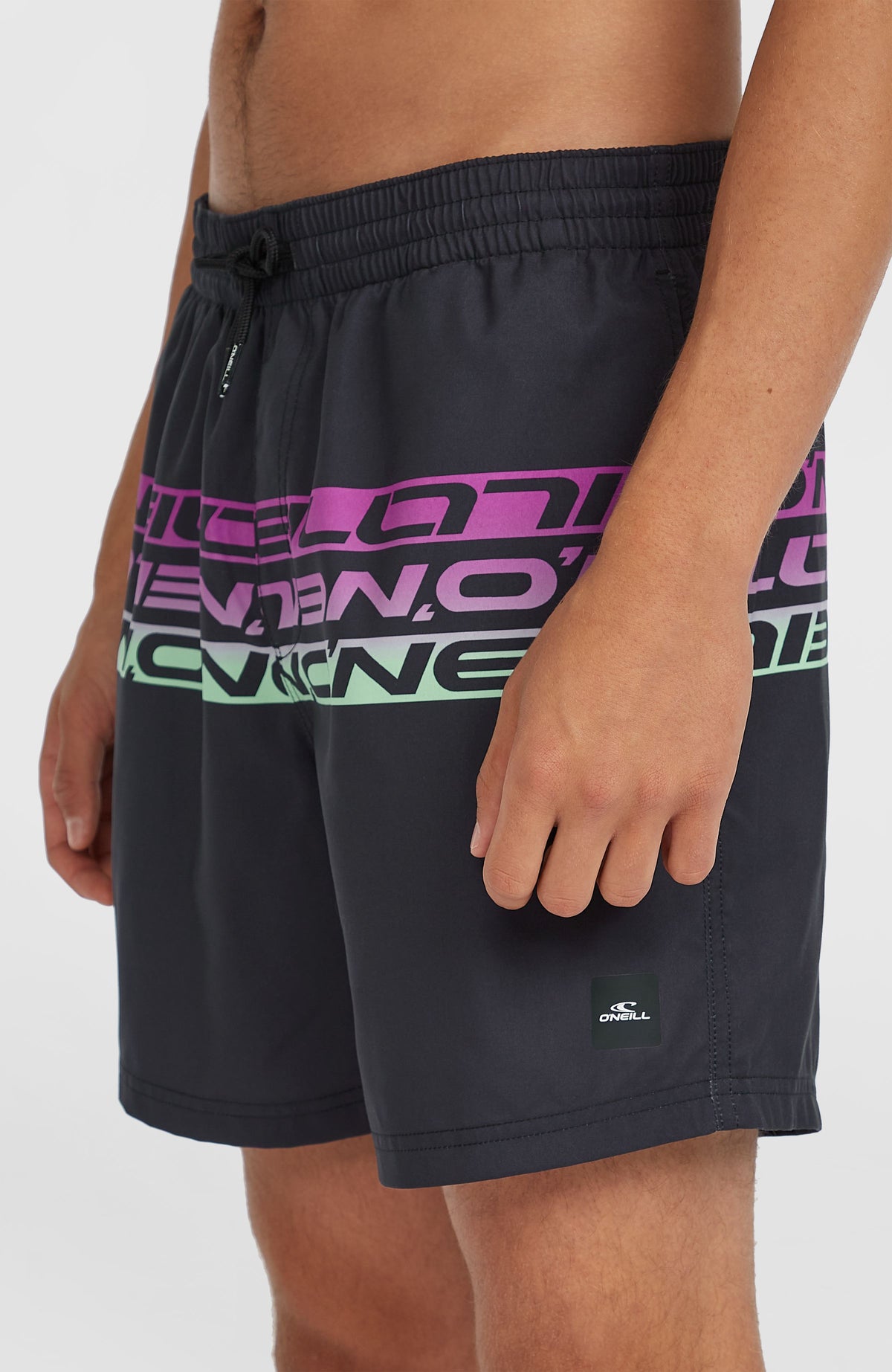Cali Stripe 16'' Badehose für Herren, schwarz mit Logo-Print, Nahaufnahme von der Seite mit Logo-Patch am Saum