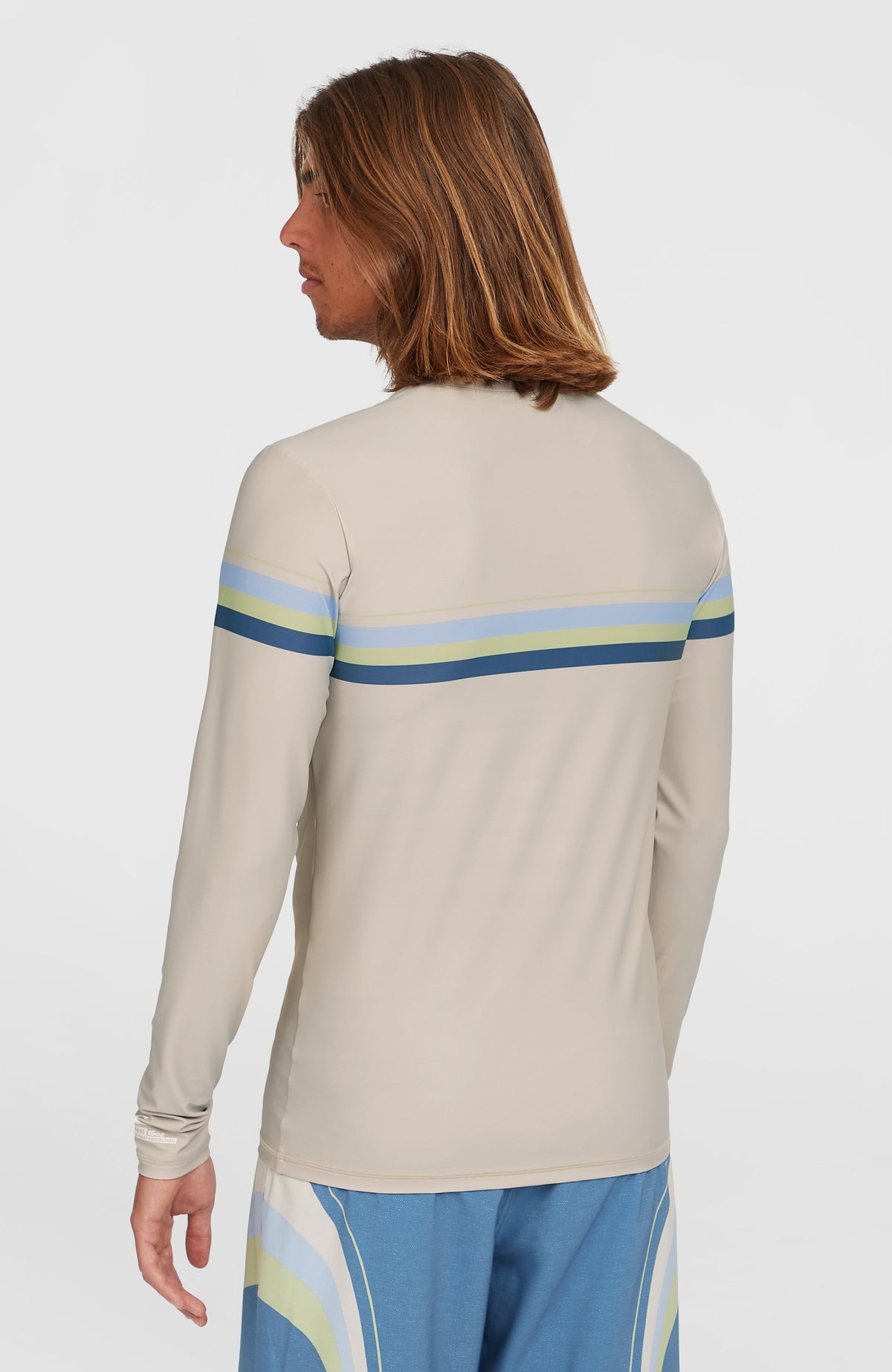 O'Riginals Longsleeve-Schwimmshirt für Herren, beige mit Streifenmuster in Blau und Grün, Rückansicht am Model