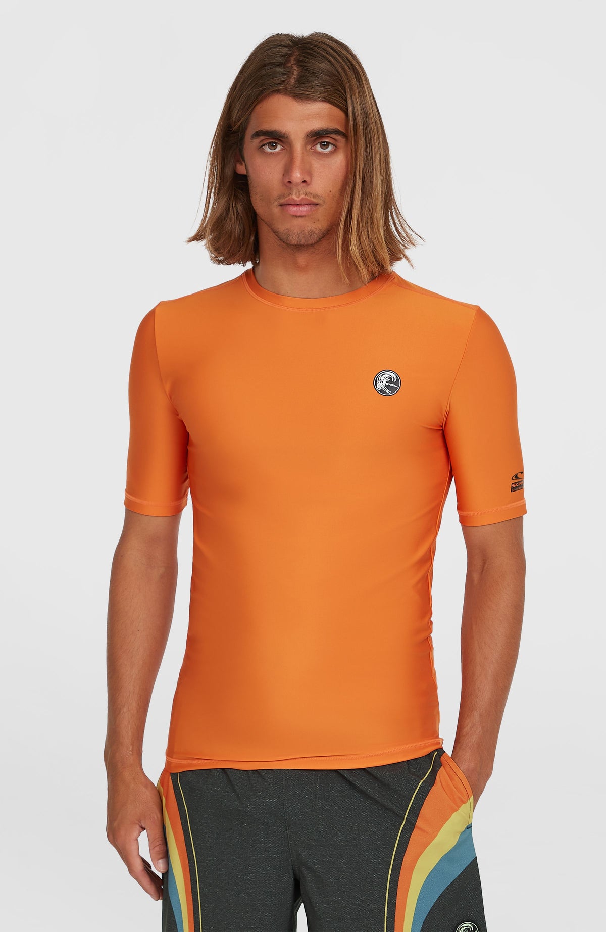 O'Neill O'Riginals Shortsleeve-Schwimmshirt für Herren, orange, Vorderansicht am Model mit rundem Logo-Badge
