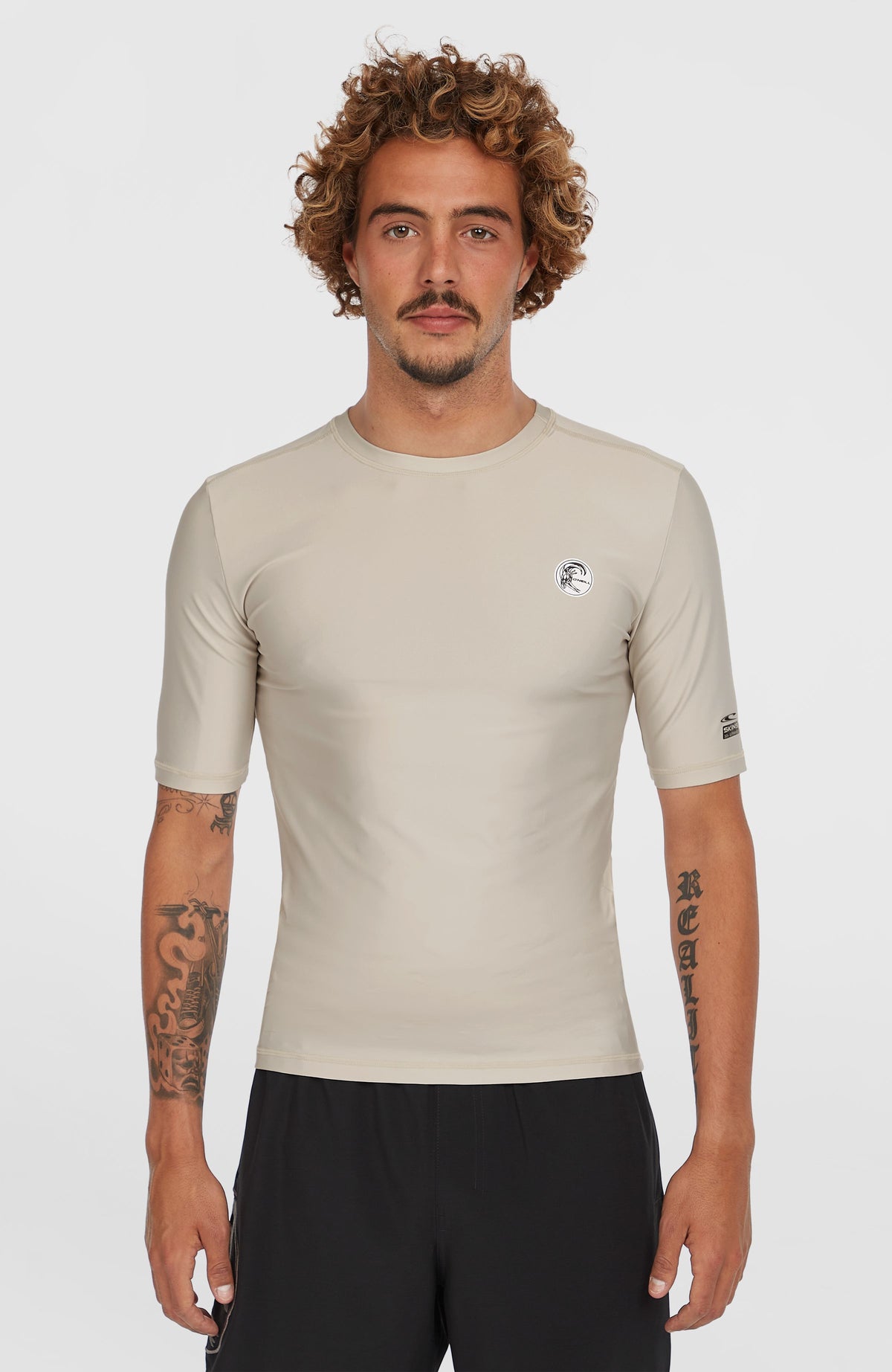 O'Neill O'Riginals Shortsleeve-Schwimmshirt für Herren, beige mit Logo-Print in Schwarz und Weiß, am Model