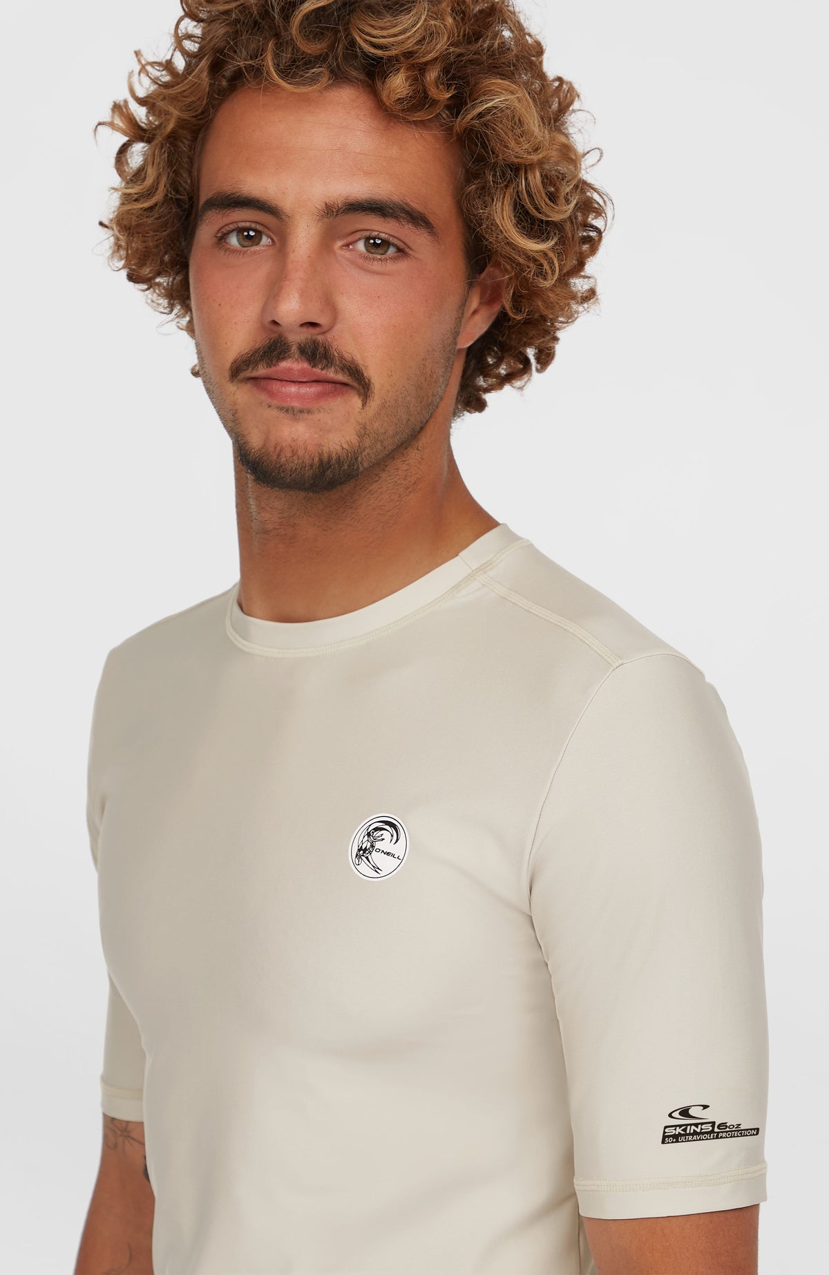 O'Riginals Shortsleeve-Schwimmshirt für Herren, beige, Nahaufnahme am Model mit rundem Logo-Print auf der Brust