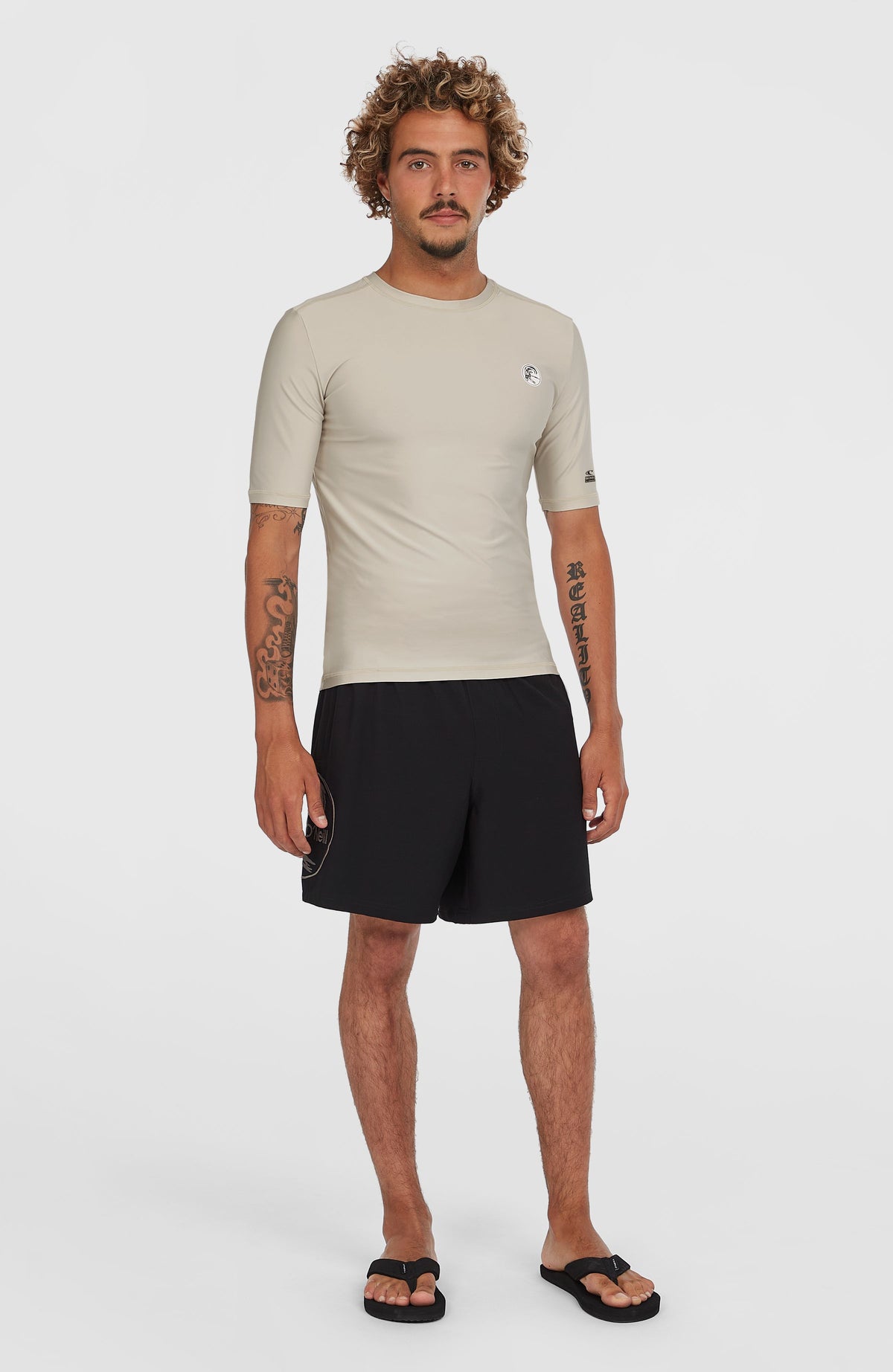 O'Riginals Shortsleeve-Schwimmshirt für Herren, beige mit Logo-Print in Schwarz und Weiß, Ganzkörperansicht am Model