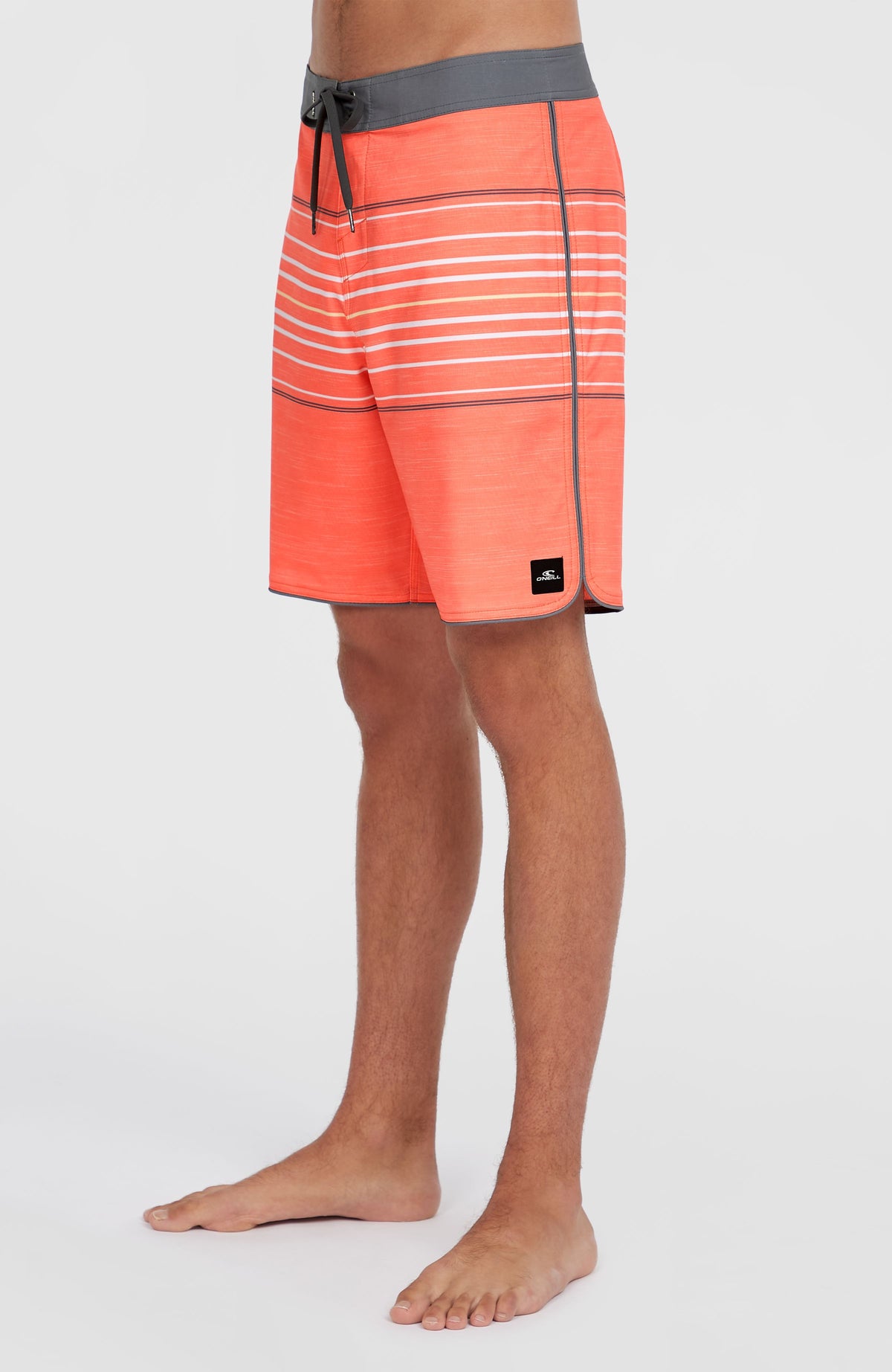 Hyperfreak Heat Boardshorts für Herren, orange mit Streifenmuster in Weiß, Seitenansicht mit Logo-Patch am Saum