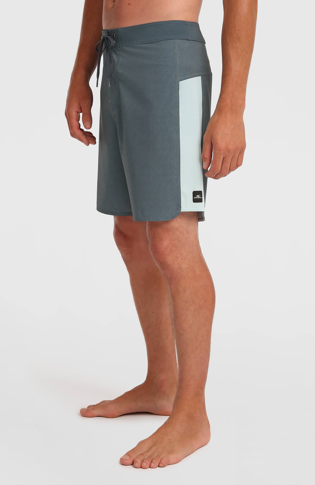 Hyperfreak Tech Panel 18'' Boardshorts, blau, Seitenansicht am Model mit hellem Seitenpanel und Logo