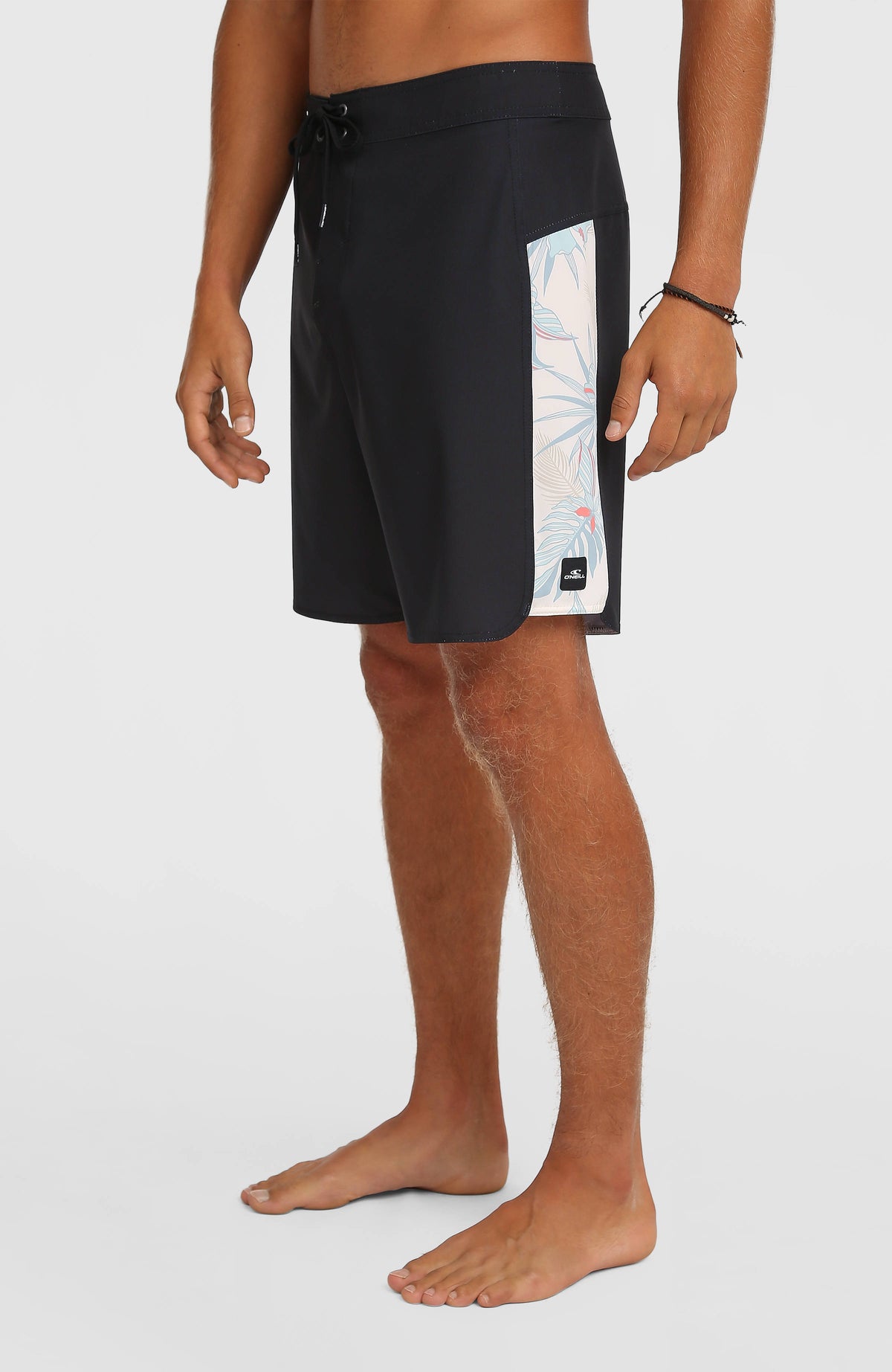 Hyperfreak Tech Panel 18'' Boardshorts, schwarz mit Blumenmuster in Hellblau, Seitenansicht mit Logo-Patch