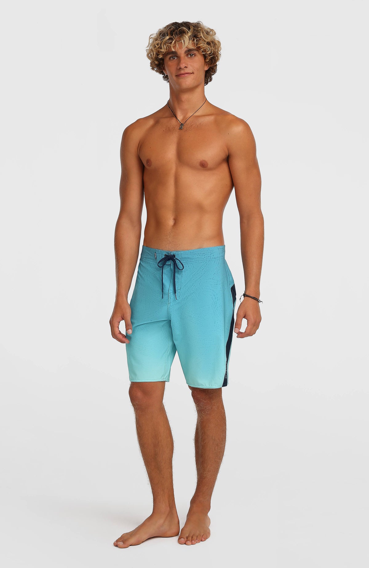 Superfreak Mysto 20'' Boardshorts für Herren, blau mit Farbverlauf in Hellblau, Ganzkörperansicht am Model