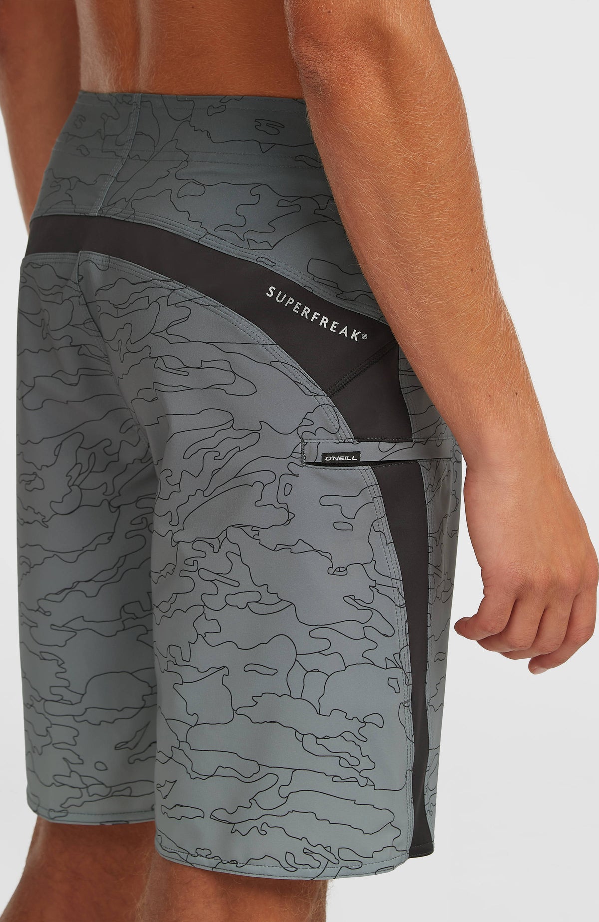 Nahaufnahme der Seitentasche der grauen Superfreak Mysto 20'' Boardshorts mit Camouflage-Muster in Schwarz