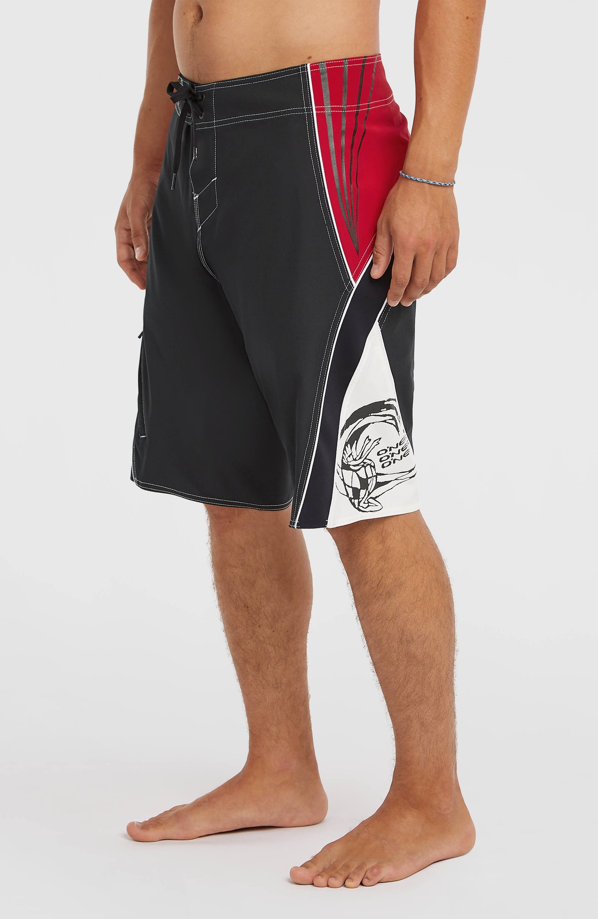 Superfreak Re-Issue Boardshorts für Herren, schwarz, Seitenansicht am Model mit weißen und roten Einsätzen