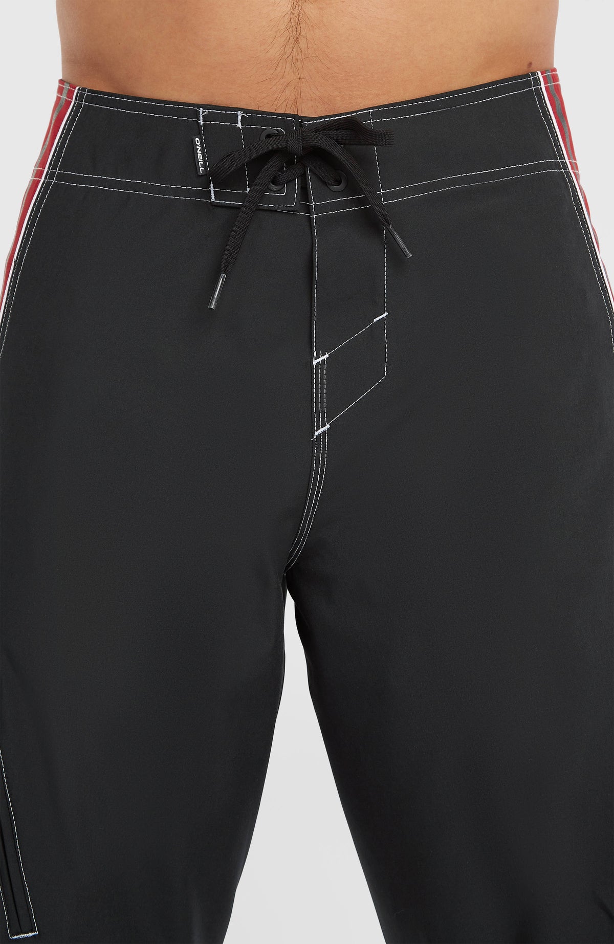Nahaufnahme von Bund, Kordelzug und Kontrastnähten der schwarzen Superfreak Re-Issue Boardshorts