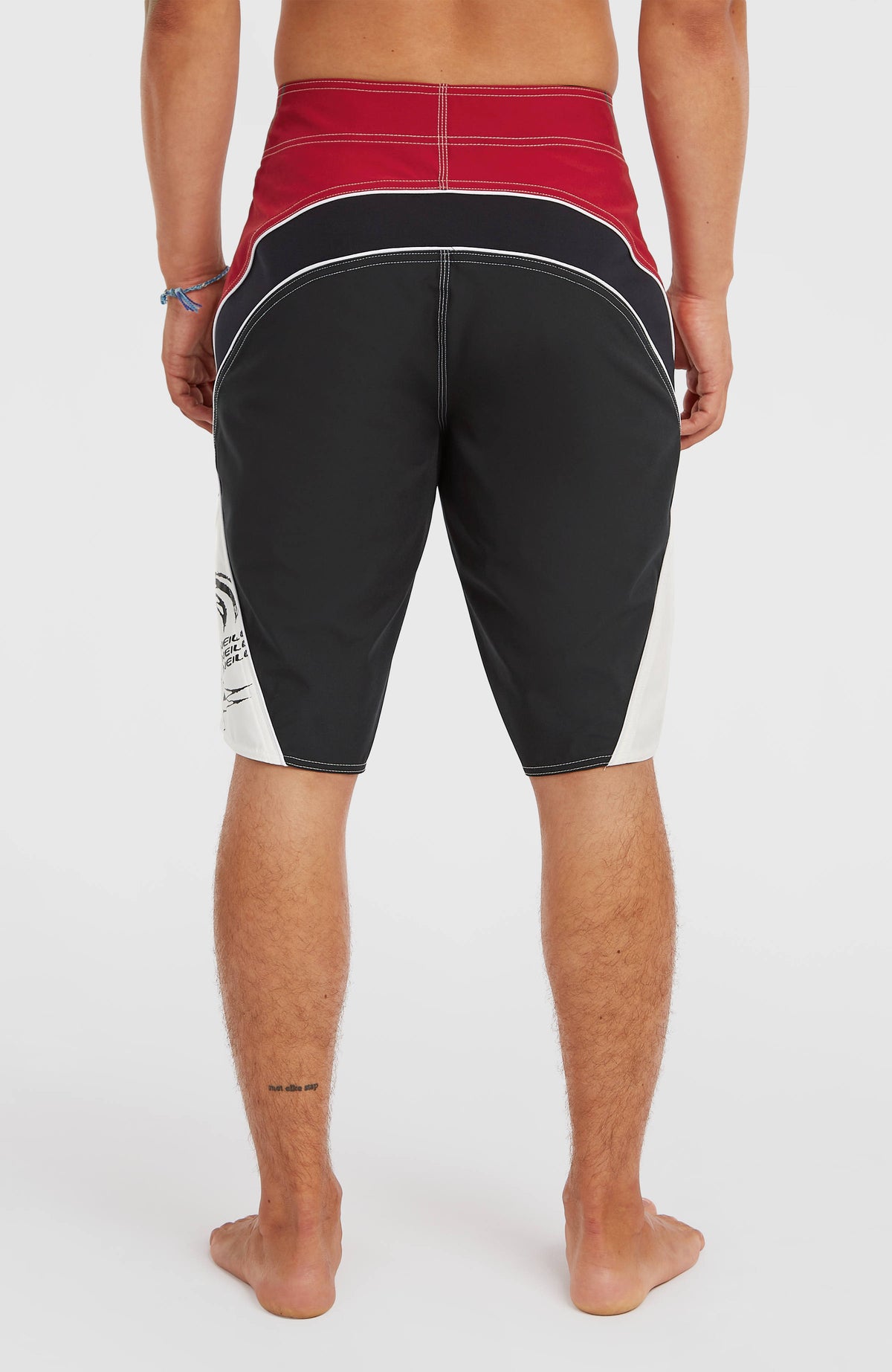 Superfreak Re-Issue Boardshorts für Herren, schwarz, Rückansicht am Model mit rotem Bundelement