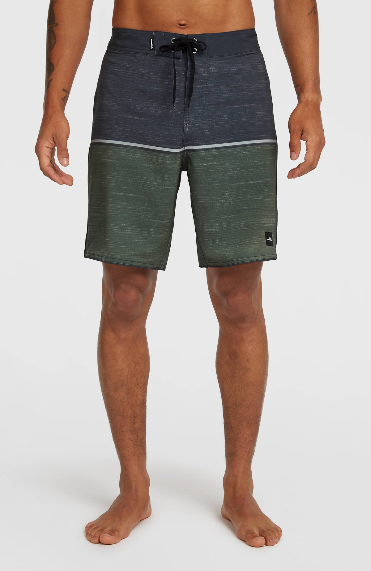 O'Neill Hyperfreak Mysto Block 19'' Boardshorts für Herren, grün, Vorderansicht getragen am Model mit Kordelzug