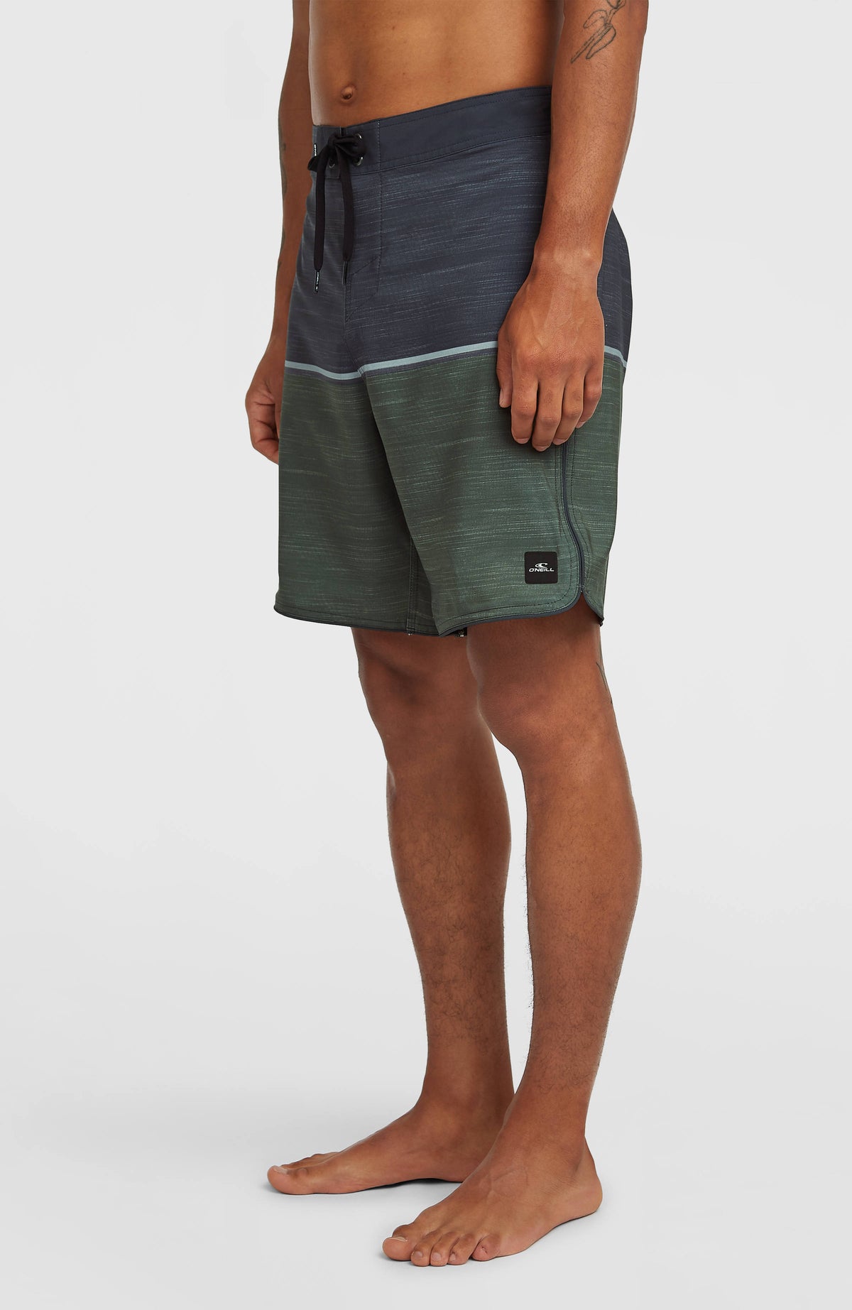 Hyperfreak Mysto Block 19'' Boardshorts für Herren, grün, seitliche Ansicht am Model mit Logo-Patch am Saum