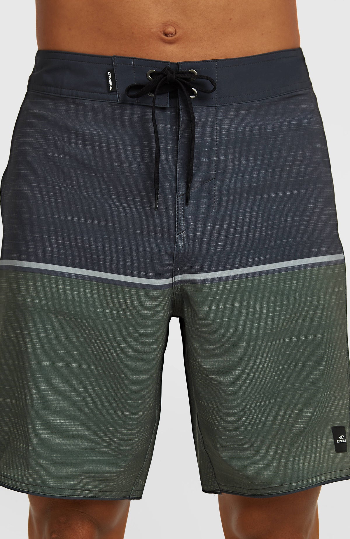 Nahaufnahme von Bund und Kordelzug-Verschluss der grünen Hyperfreak Mysto Block 19'' Boardshorts am Model