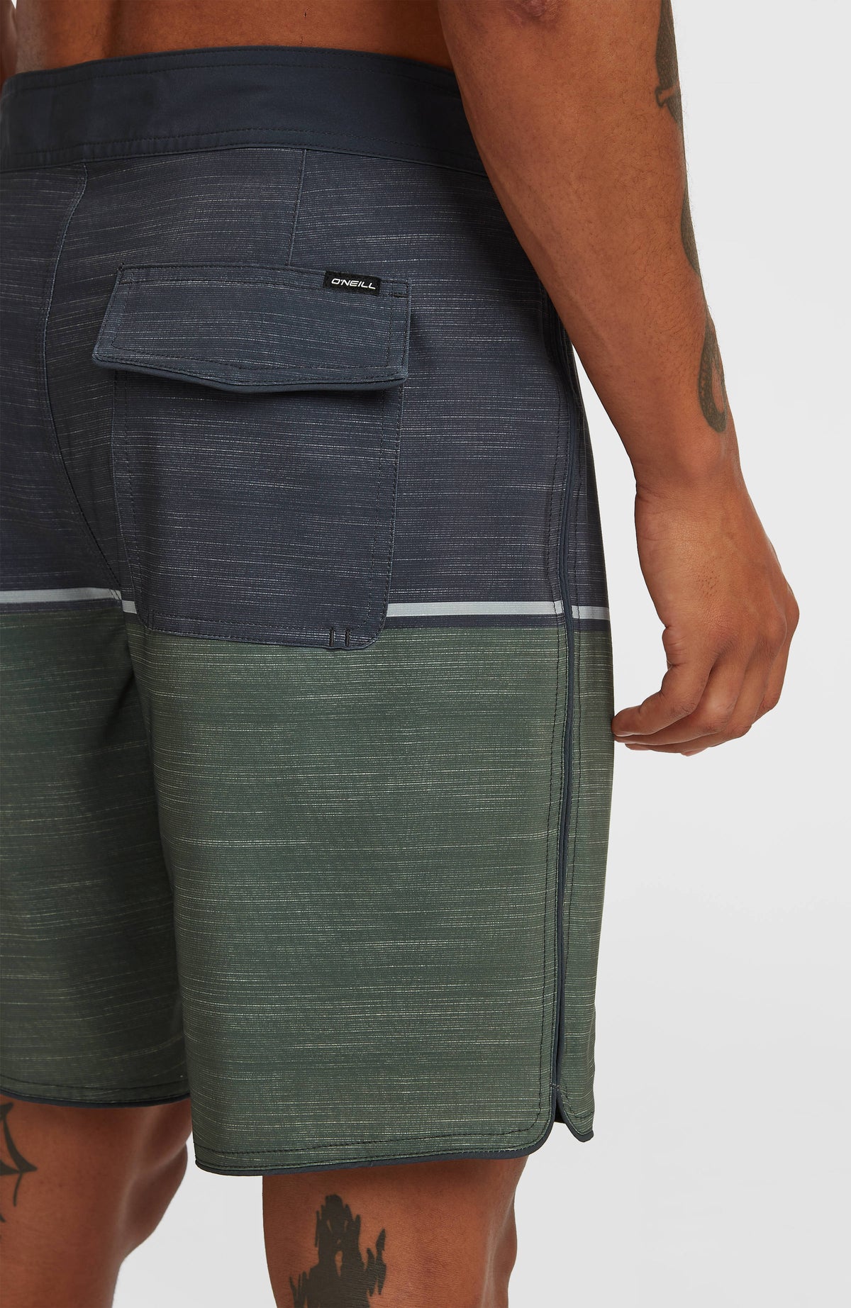 Nahaufnahme der Gesäßtasche mit Klappe und Logo der grünen Hyperfreak Mysto Block 19'' Boardshorts am Model