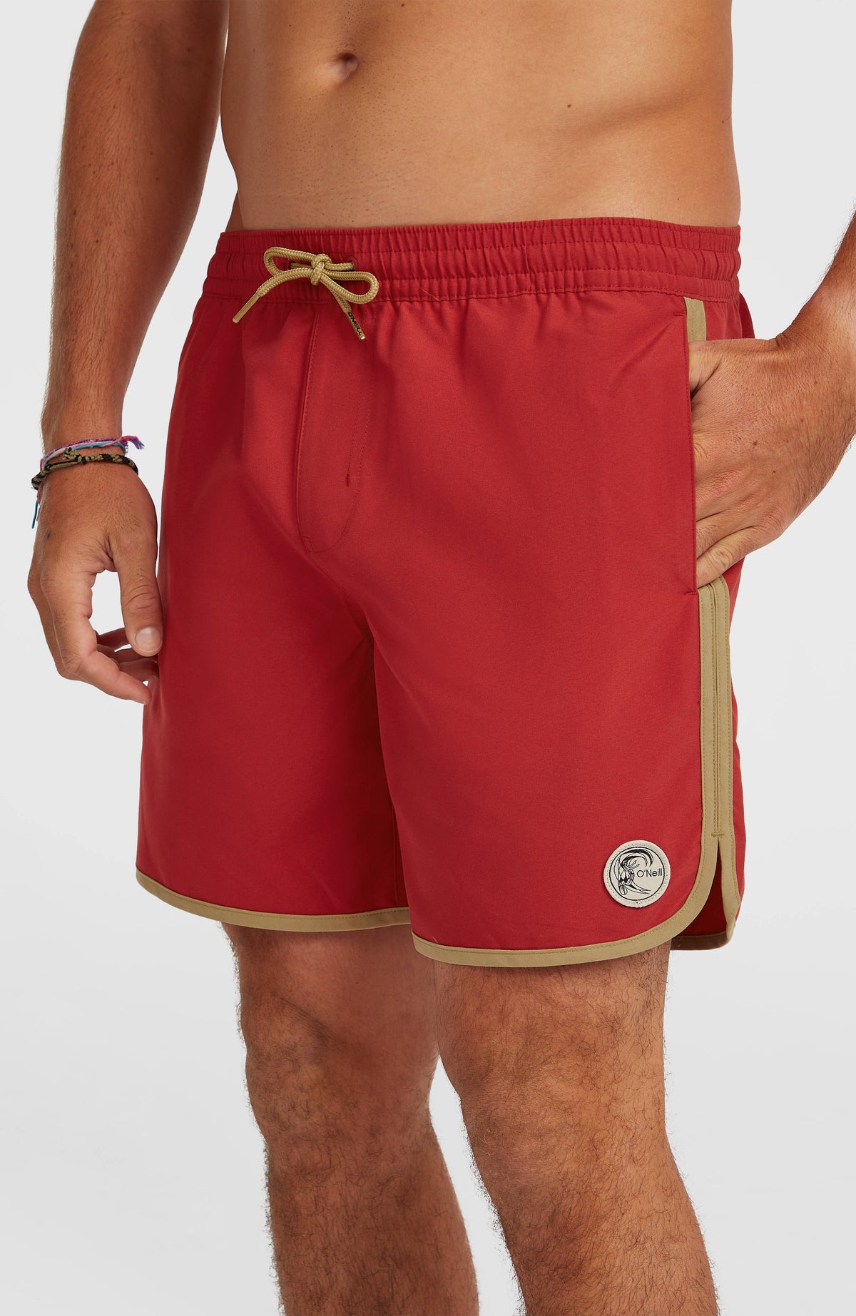 O'Riginals Scallop 16'' Badehose für Herren, rot, Nahaufnahme am Model mit runder Logo-Applikation am Hosenbein