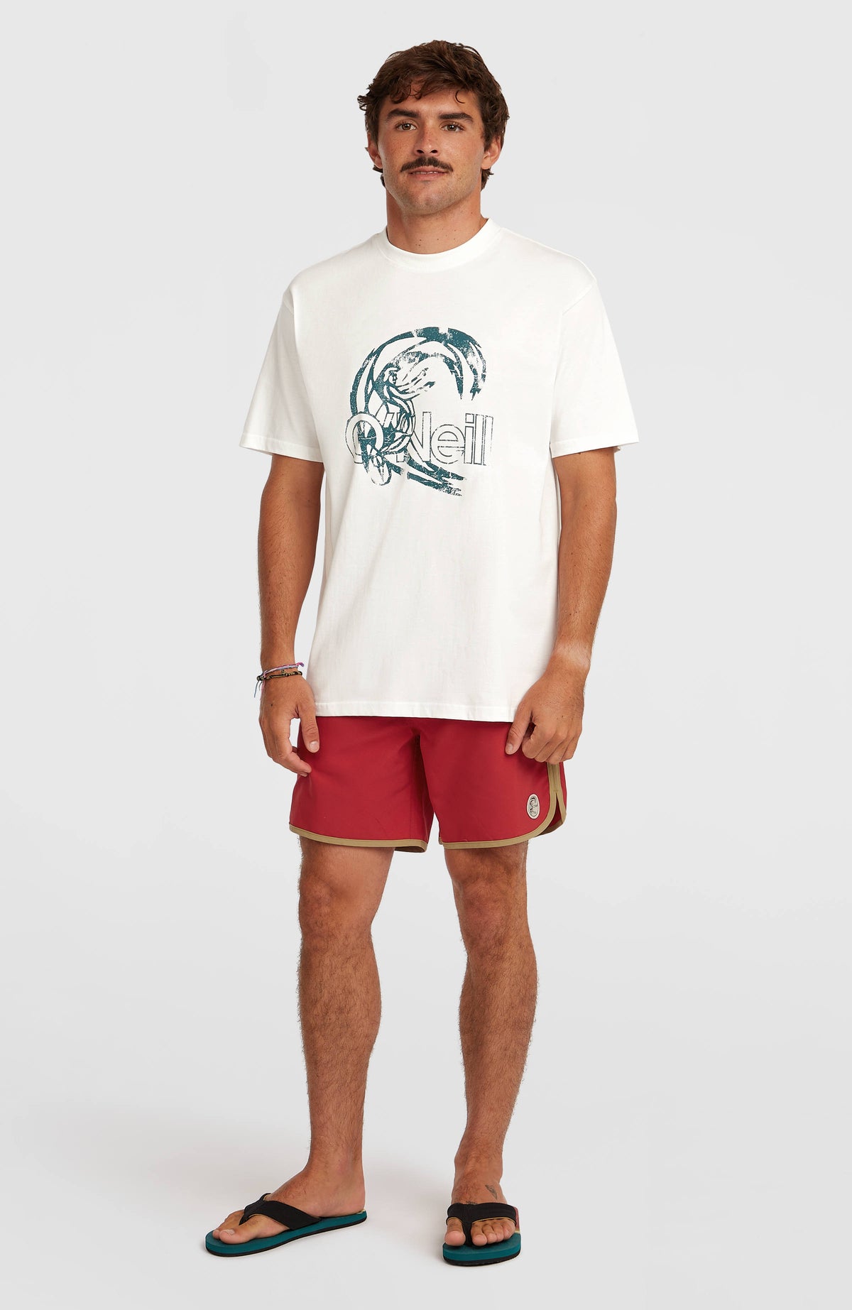 O'Riginals Scallop 16'' Badehose für Herren, rot, getragen am Model, frontale Gesamtaufnahme von vorne