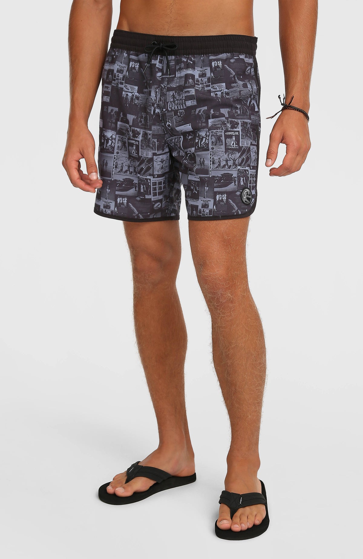 O'Neill O'Riginals Scallop 16'' Badehose für Herren, schwarz mit Fotoprint in Grau, Vorderansicht am Model