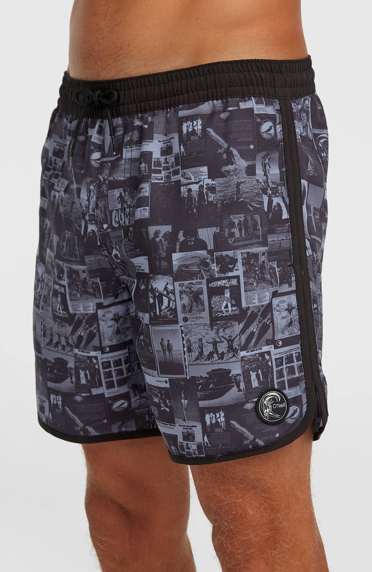 O'Riginals Scallop 16'' Badehose für Herren, schwarz mit Fotoprint in Grau, Nahaufnahme mit Logo-Badge am Saum