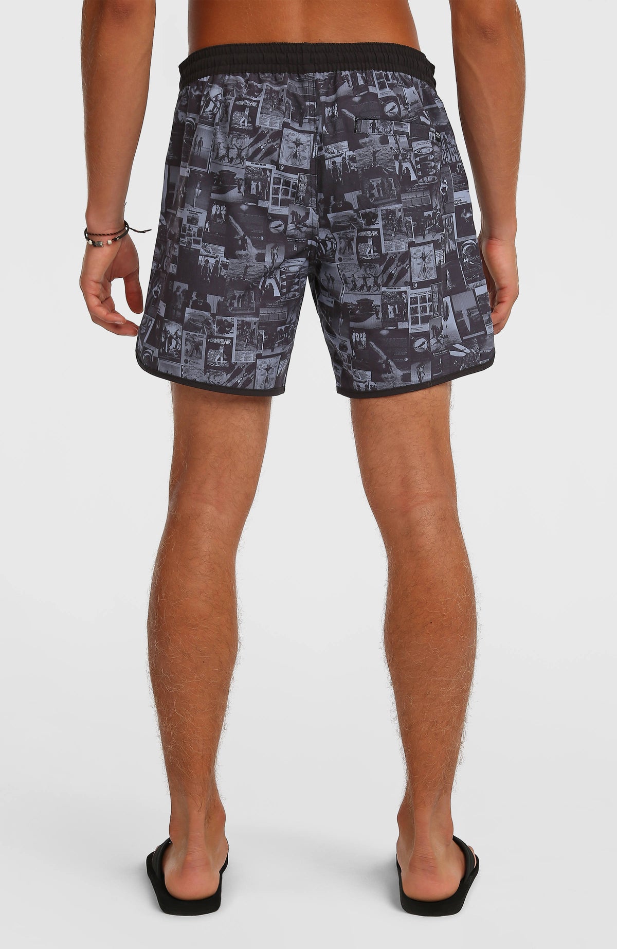 O'Riginals Scallop 16'' Badehose für Herren, schwarz mit Fotoprint in Grau, Rückansicht am Model mit Gesäßtasche