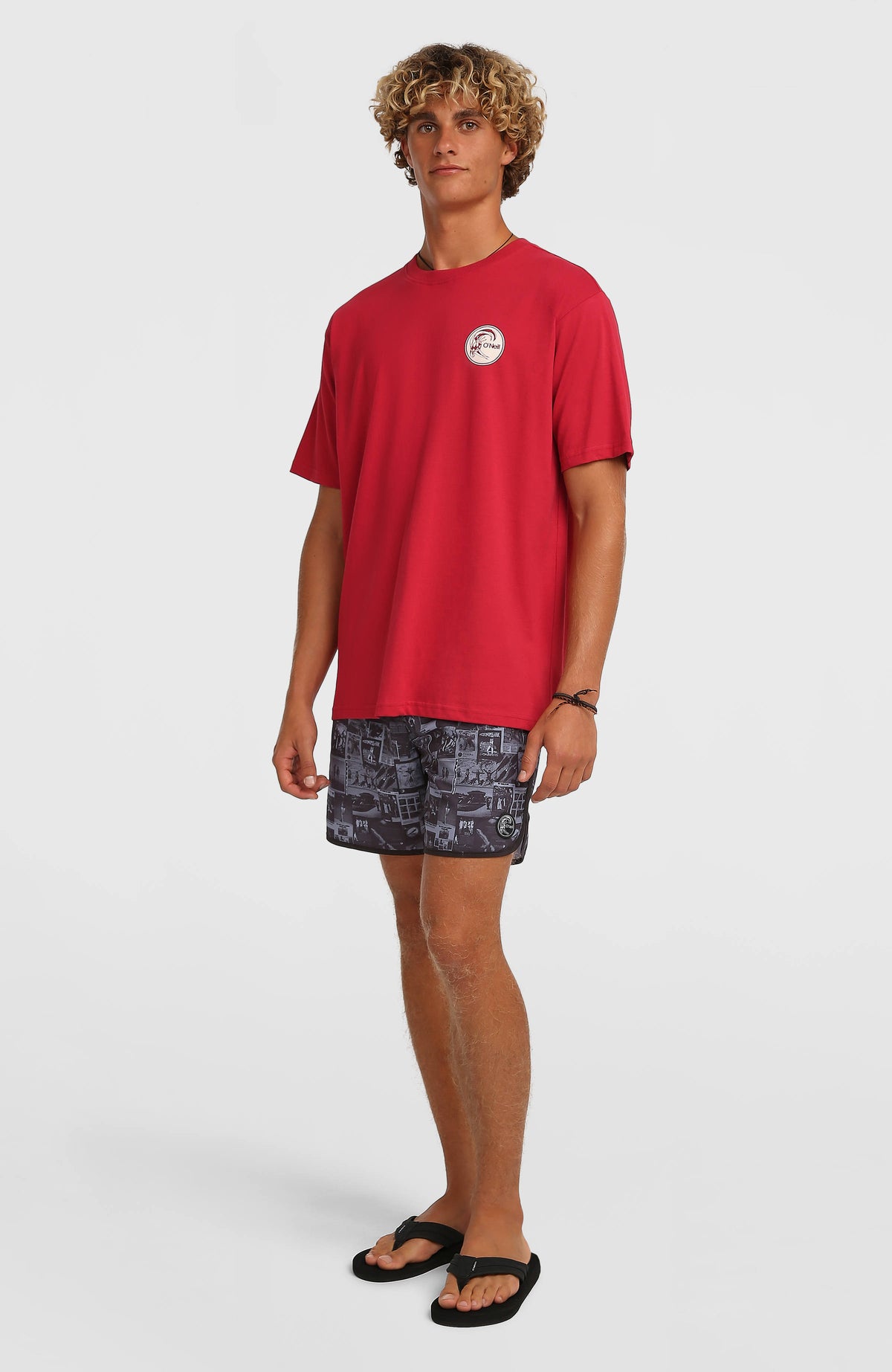 O'Riginals Scallop 16'' Badehose für Herren, schwarz mit Fotoprint in Grau, Ganzkörperansicht von vorne am Model