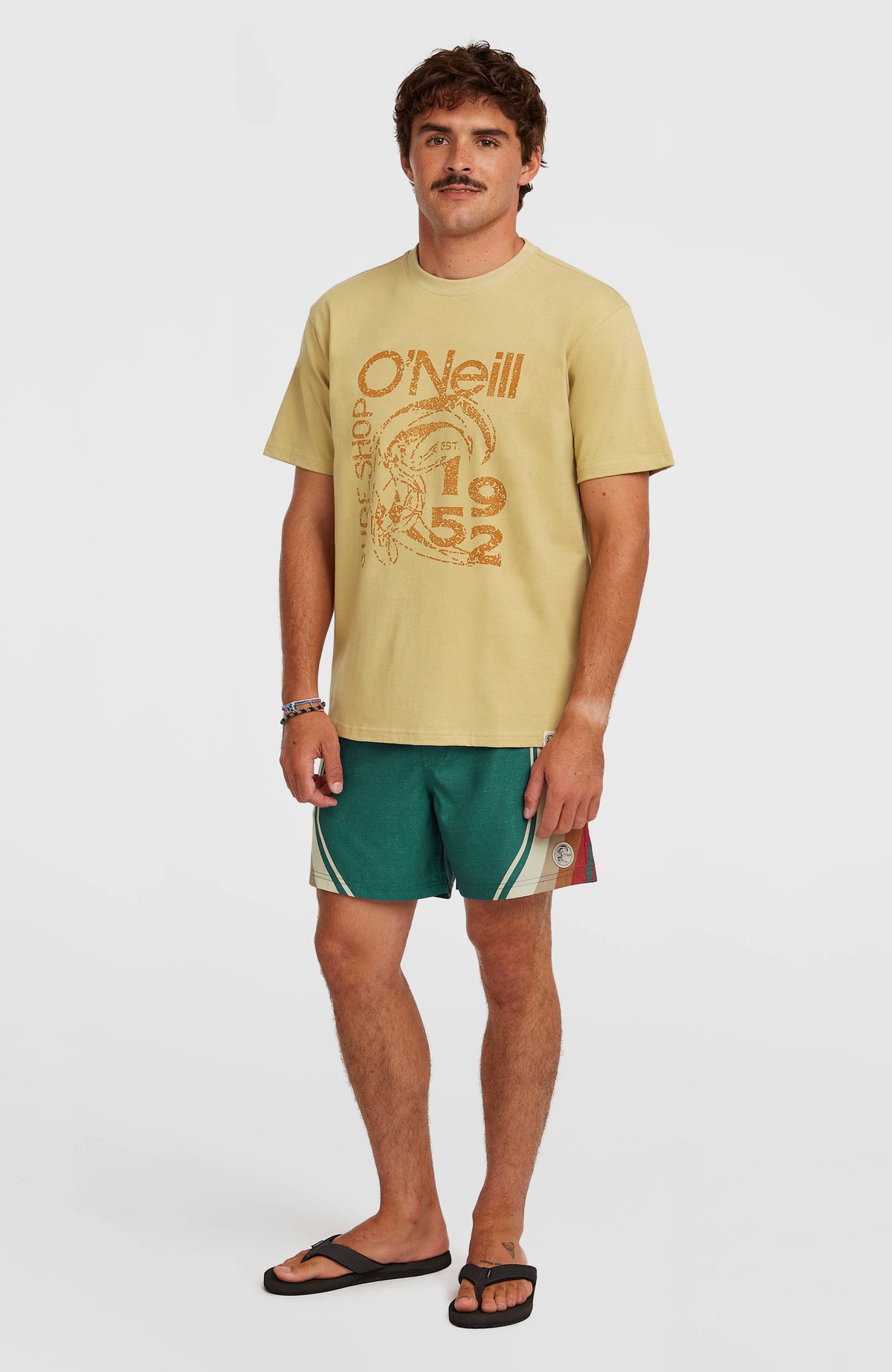 O'Riginals Longboard 15'' Badehose für Herren, grün mit Streifenmuster in Beige und Orange, Ganzkörperansicht am Model