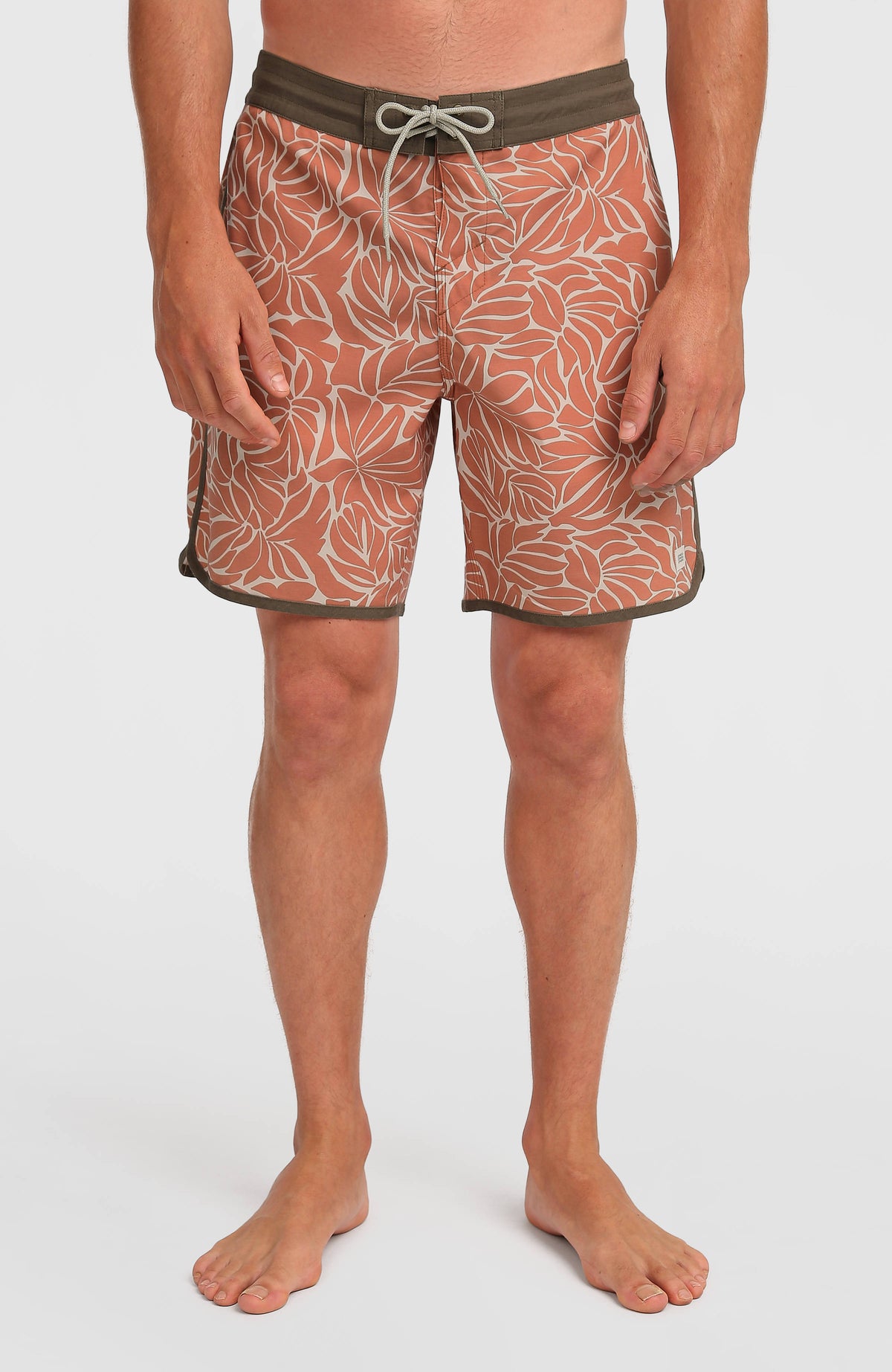 O'Neill Cruzer Scallop 18'' Boardshorts für Herren, orange mit Blättermuster in Beige, Vorderansicht am Model