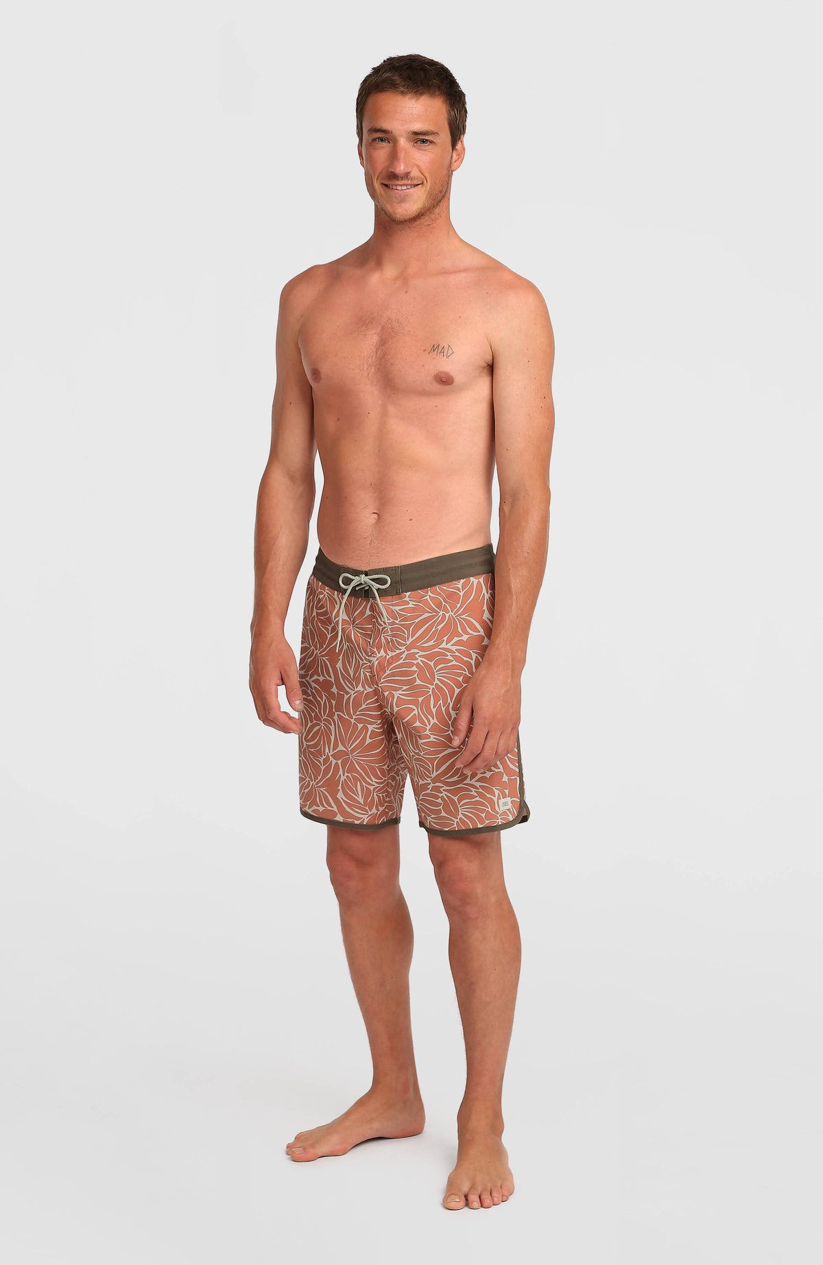 Cruzer Scallop 18'' Boardshorts für Herren, orange mit Blättermuster in Beige, Ganzkörperansicht am Model