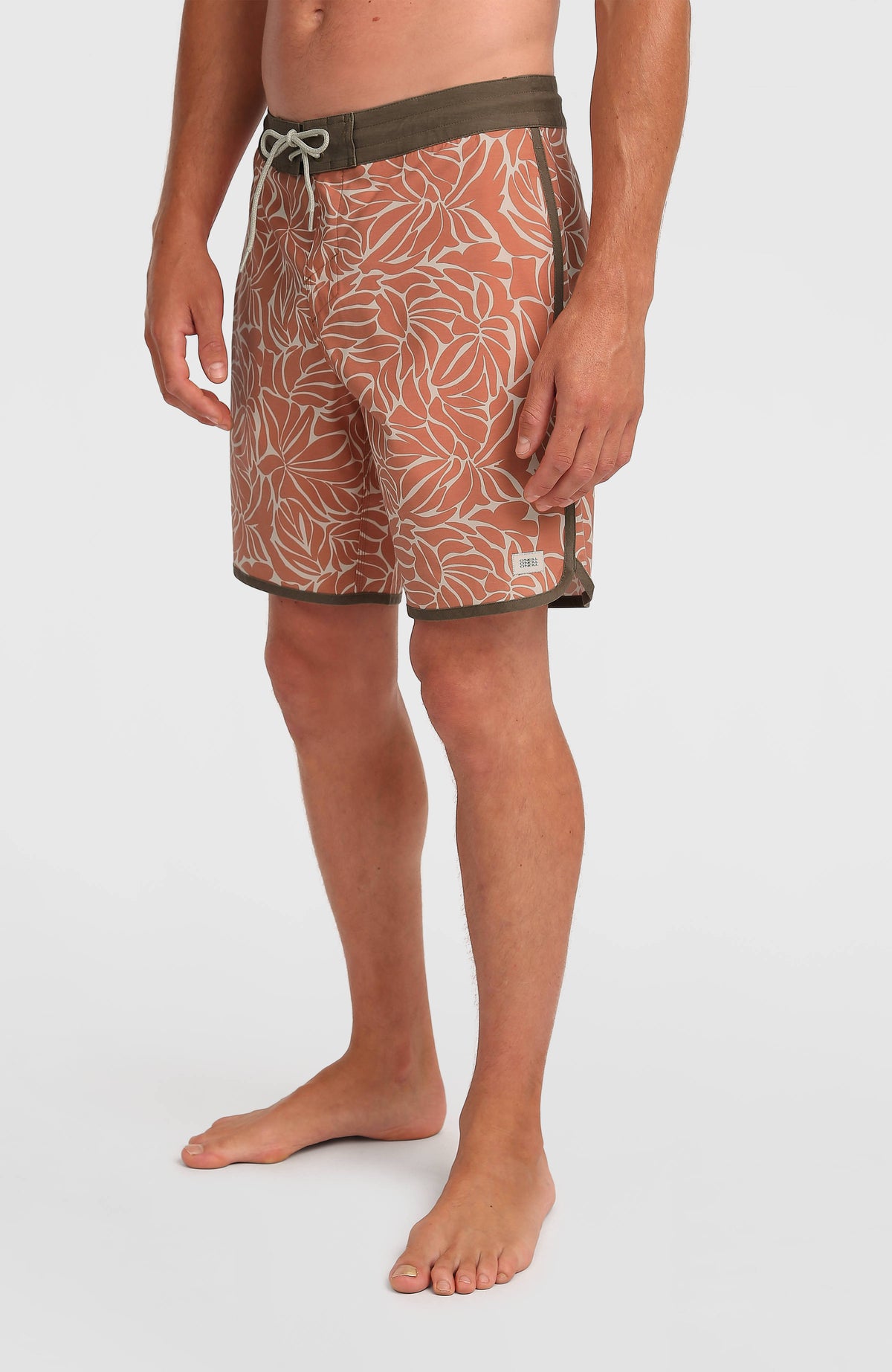 Cruzer Scallop 18'' Boardshorts für Herren, orange mit Blättermuster in Beige, schräge Seitenansicht am Model