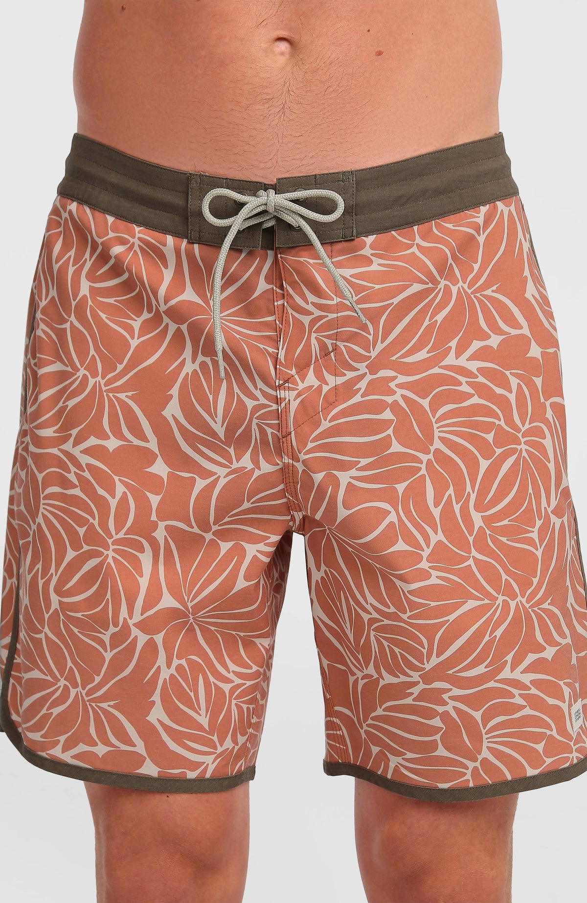Nahaufnahme von Bund und Kordelzug der orangen Cruzer Scallop 18'' Boardshorts mit Blättermuster in Beige