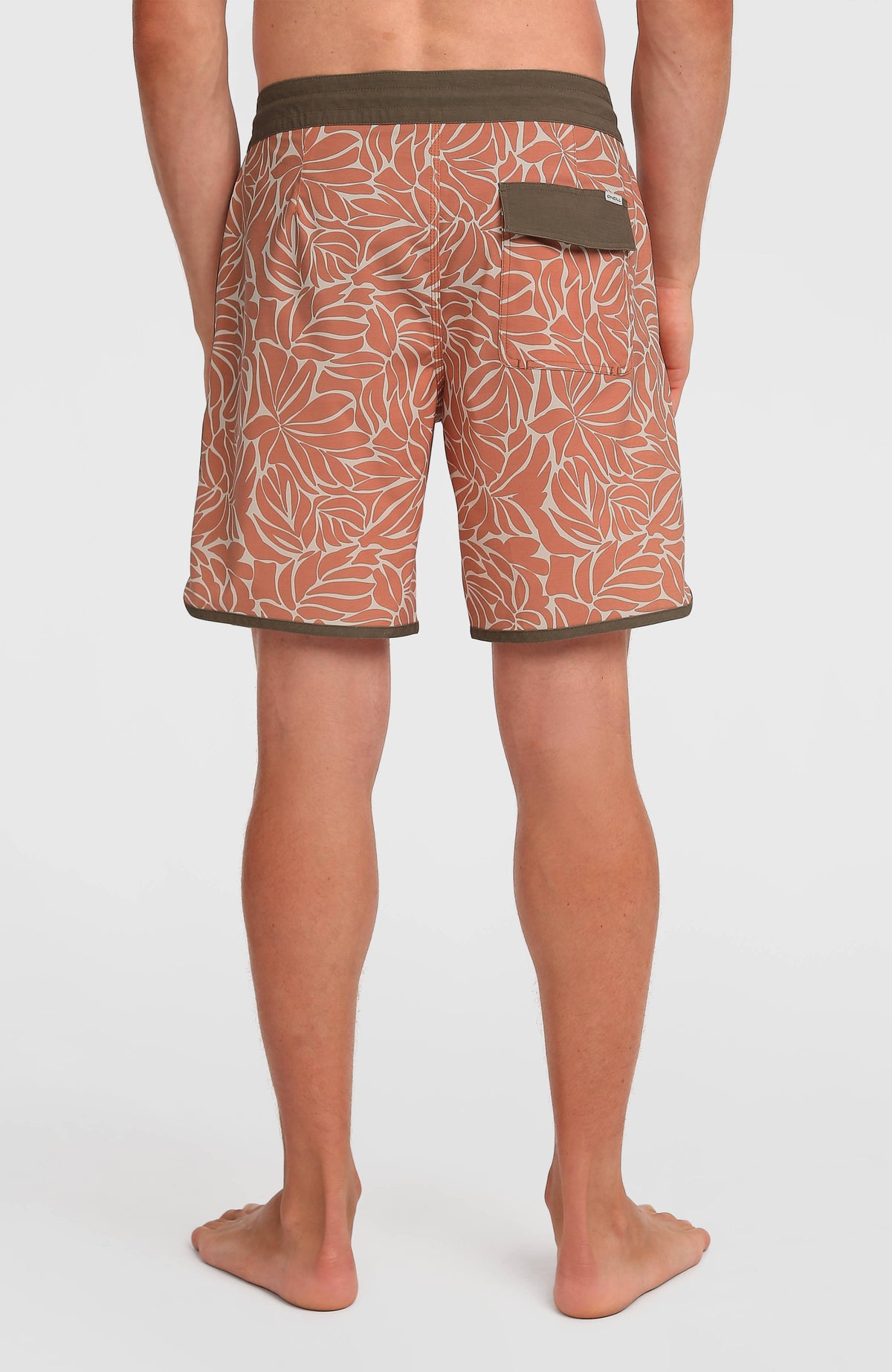Cruzer Scallop 18'' Boardshorts für Herren, orange mit Blättermuster in Beige, Rückansicht mit Gesäßtasche am Model
