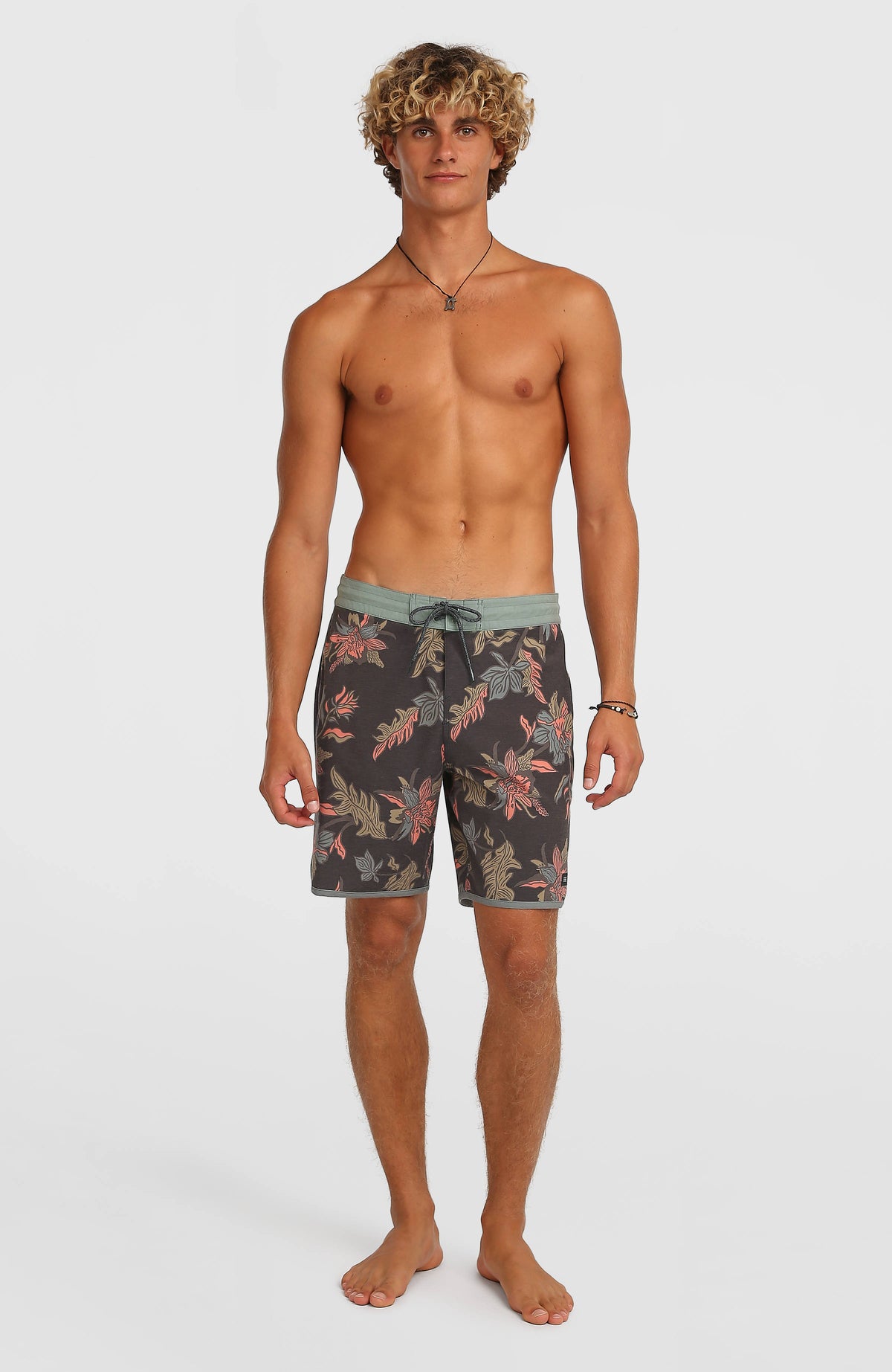 Cruzer Scallop 18'' Boardshorts für Herren, schwarz mit Blumenmuster in Rosa und Grün, Ganzkörperansicht am Model