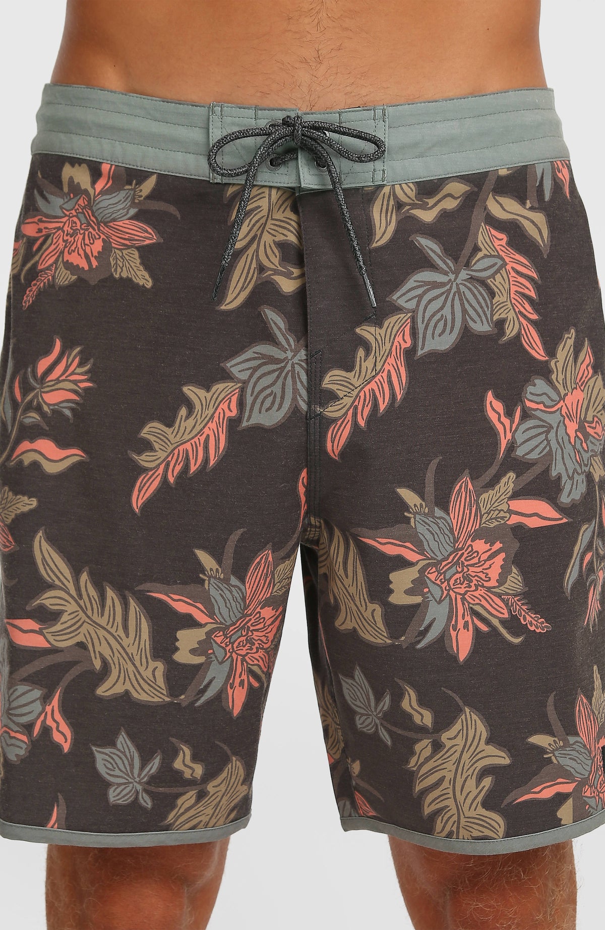 Nahaufnahme von Bund und Kordelzug der schwarzen Cruzer Scallop 18'' Boardshorts mit Blumenmuster in Rosa und Grün
