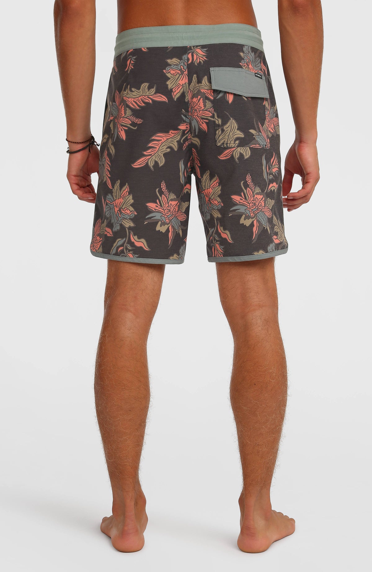 Cruzer Scallop 18'' Boardshorts für Herren, schwarz mit Blumenmuster in Rosa und Grün, Rückansicht am Model