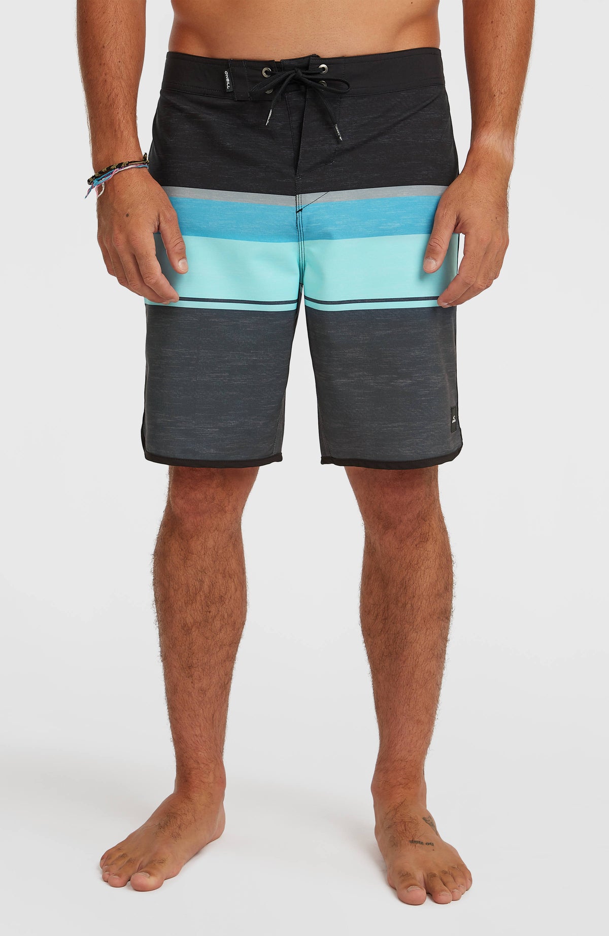O'Neill Lennox Scallop 19'' Boardshorts für Herren, grau mit Streifenmuster in Türkis und Blau, Vorderansicht am Model