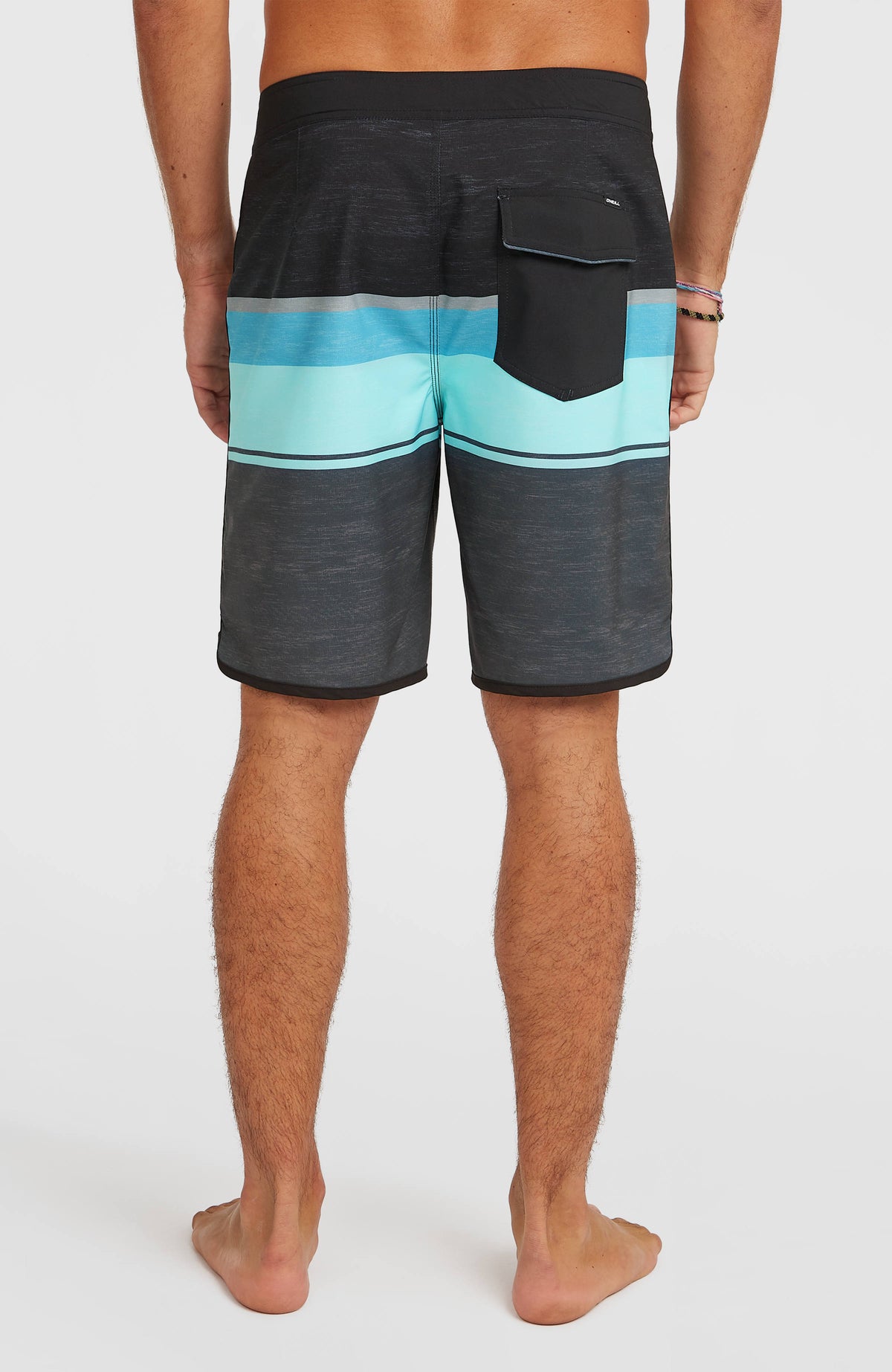 Lennox Scallop 19'' Boardshorts für Herren, grau mit Streifenmuster in Türkis und Blau, Rückansicht am Model