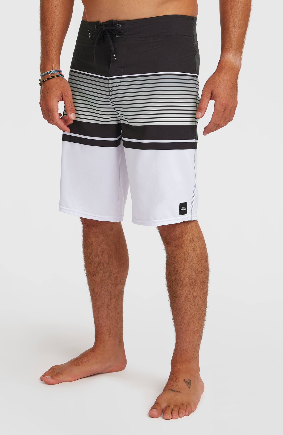 O'Neill Lennox Stripe 21'' Boardshorts für Herren, weiß mit Streifenmuster in Schwarz und Grau, am Model