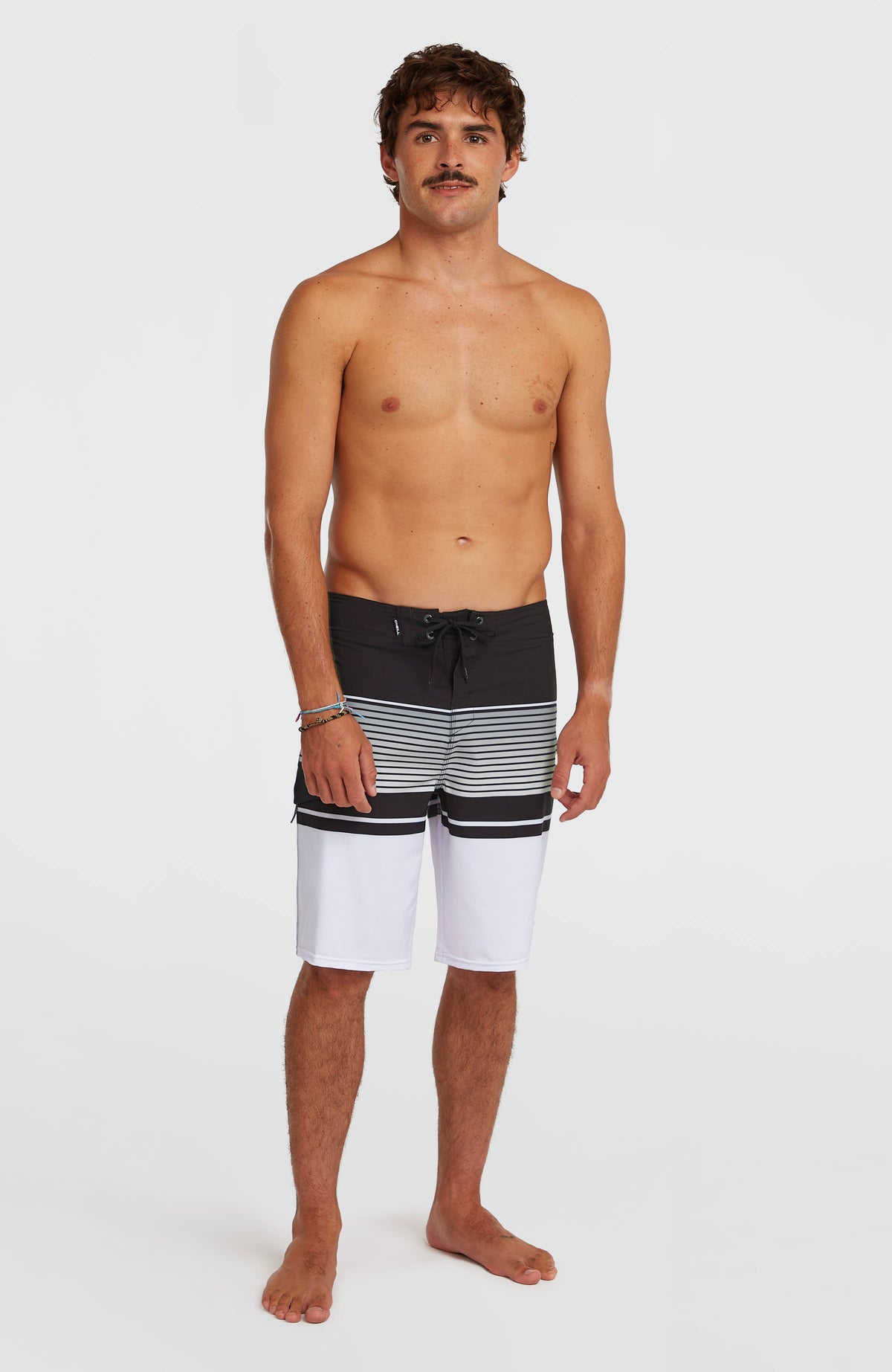 Lennox Stripe 21'' Boardshorts für Herren, weiß mit Streifenmuster in Schwarz und Grau, Ganzkörperansicht am Model