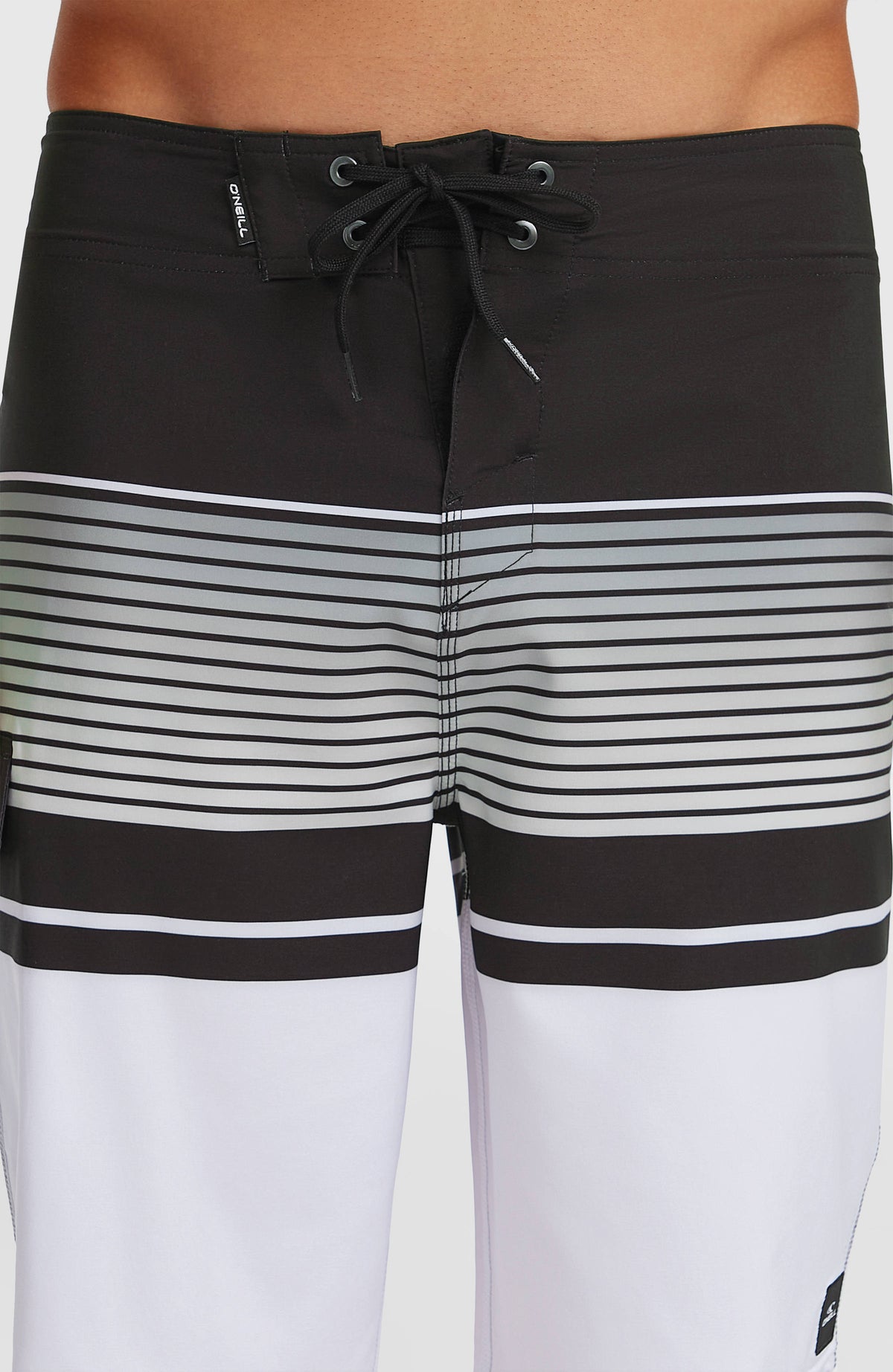 Nahaufnahme von Bund und Kordelzug der Lennox Stripe 21'' Boardshorts, weiß mit Streifenmuster in Schwarz und Grau