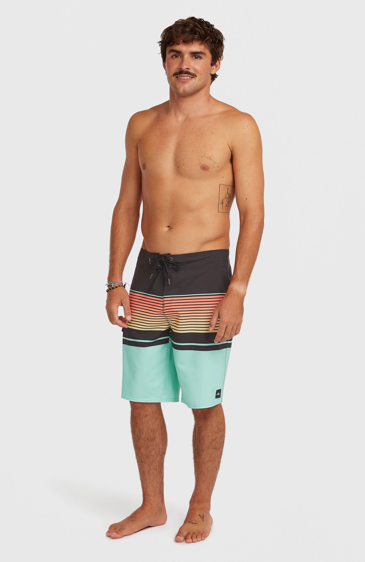 Lennox Stripe 21'' Boardshorts für Herren, blau mit Streifenmuster in Orange und Gelb, Ganzkörperansicht am Model