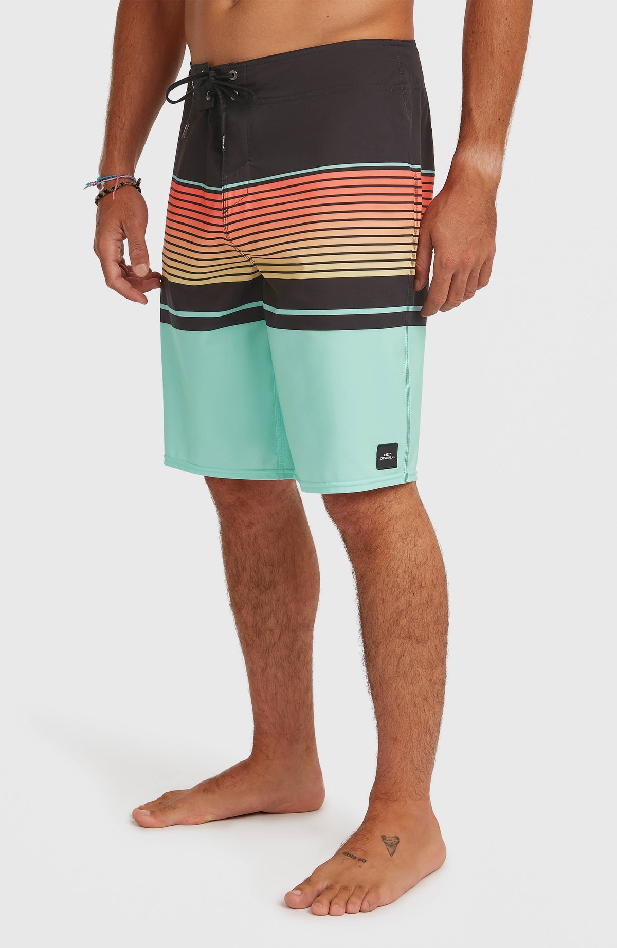 Lennox Stripe 21'' Boardshorts für Herren, blau mit Streifenmuster, Seitenansicht am Model mit Logo-Patch