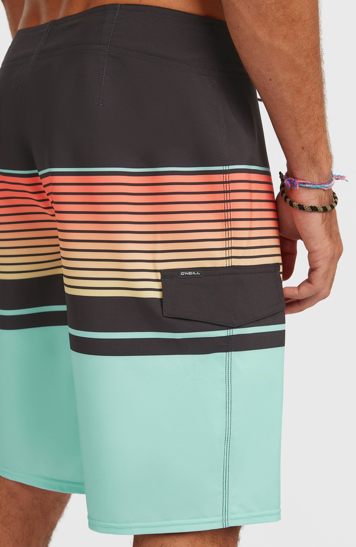 Lennox Stripe 21'' Boardshorts, blau mit Streifenmuster, Nahaufnahme der Seitentasche mit Klappe am Model