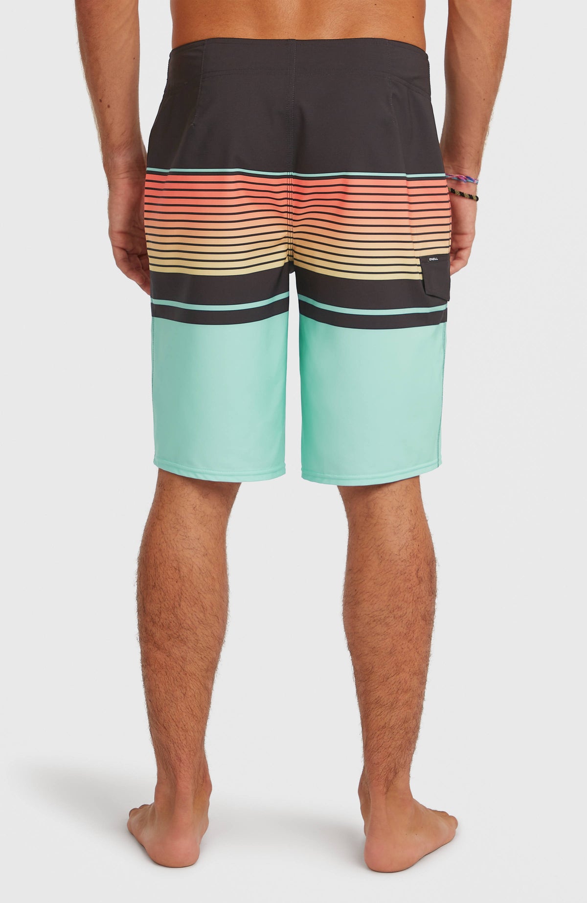 Lennox Stripe 21'' Boardshorts für Herren, blau mit Streifenmuster in Orange und Gelb, Rückansicht am Model
