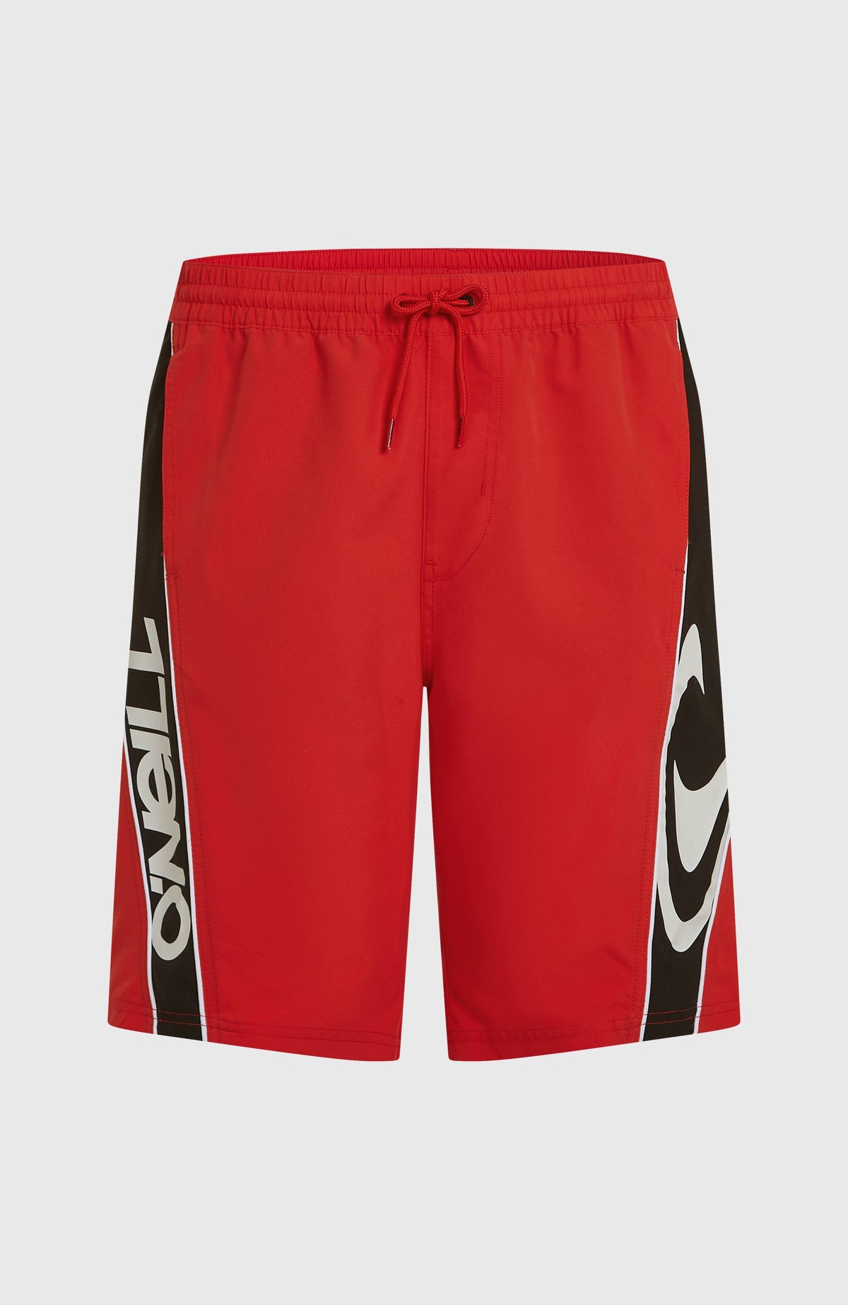 Rote 90s 21'' Badehose für Herren mit seitlichem Logo-Print in Schwarz und Weiß, freigestellt von vorne