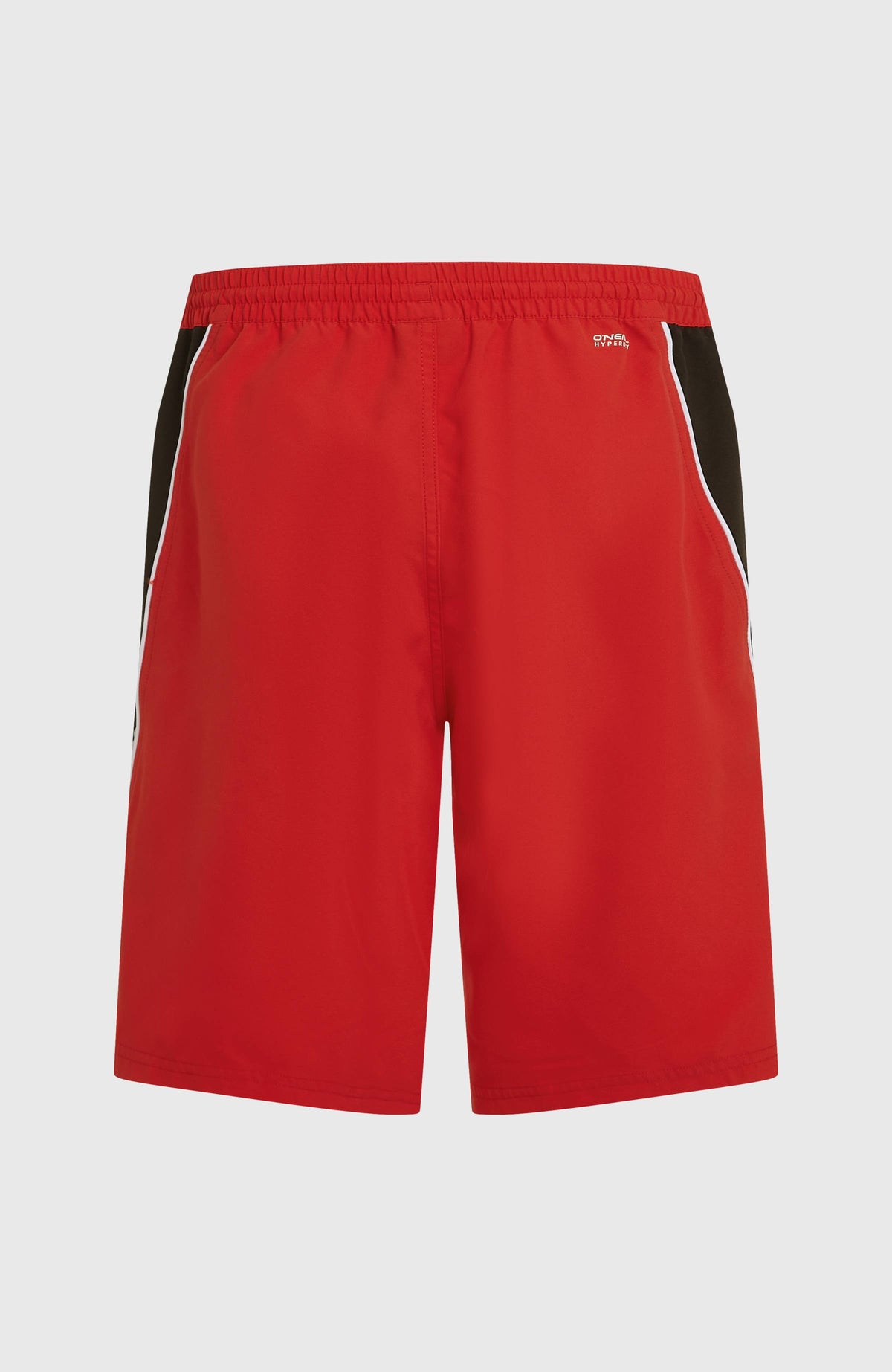 90s 21'' Badehose für Herren in Rot mit schwarz-weißen Einsätzen an den Seiten, freigestellt von hinten