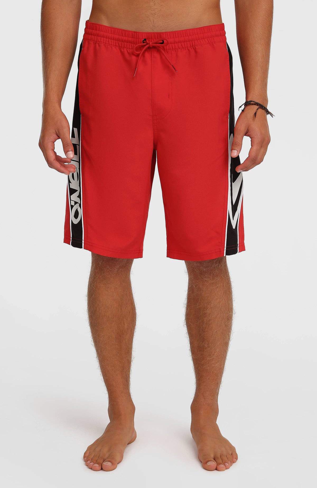 O'Neill 90s 21'' Badehose für Herren, rot mit Logo-Print in Schwarz und Weiß, Vorderansicht am Model