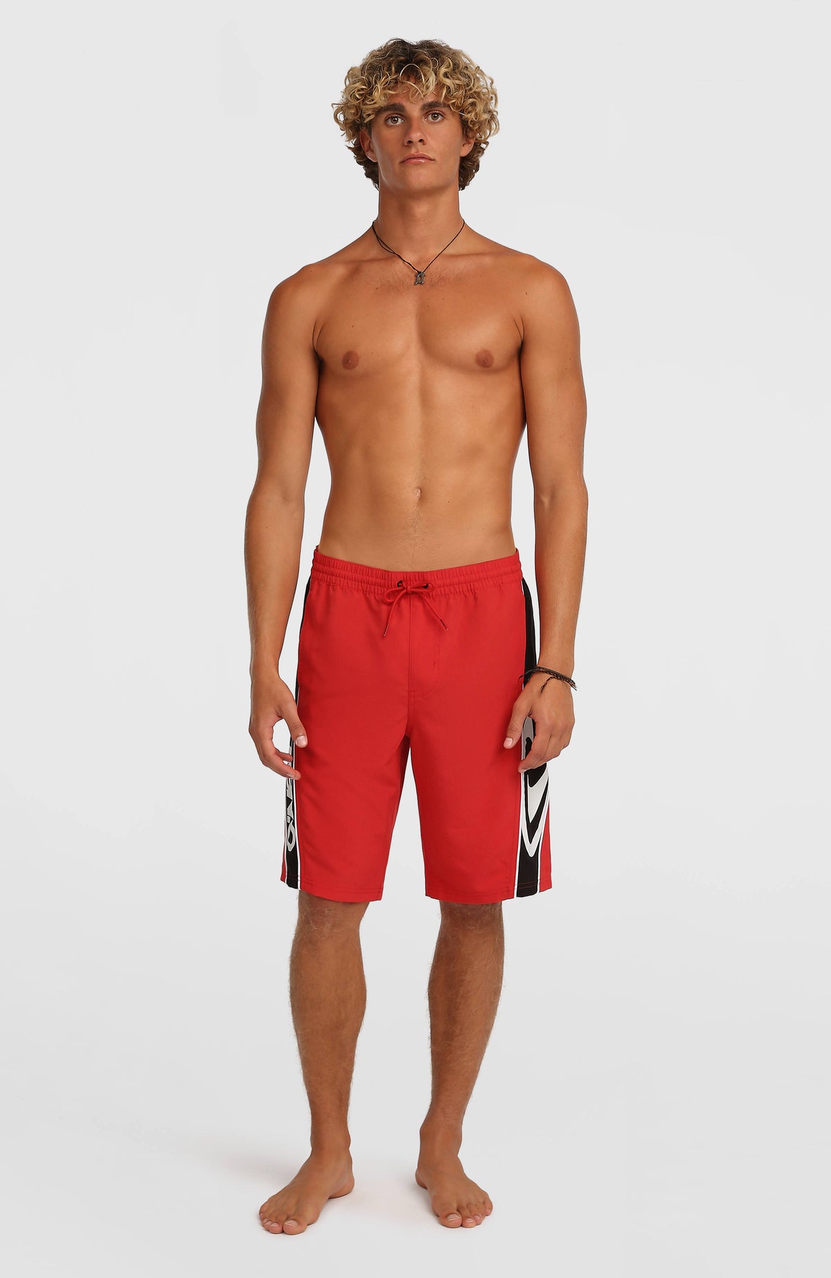 90s 21'' Badehose für Herren, rot mit Logo-Print in Schwarz und Weiß, Ganzkörperansicht von vorne am Model