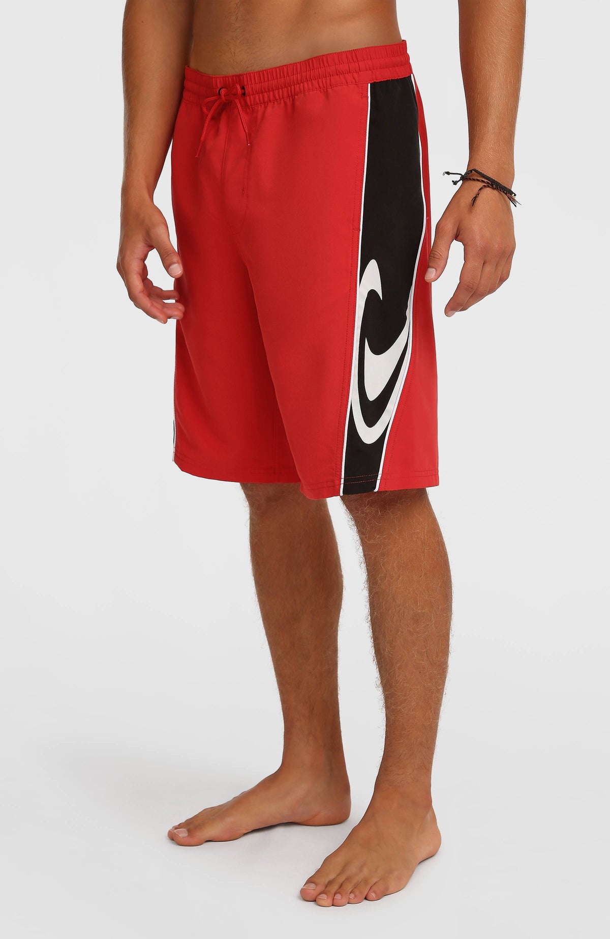 Rote 90s 21'' Badehose für Herren mit Logo-Print in Schwarz und Weiß, halbe Seitenansicht am Model